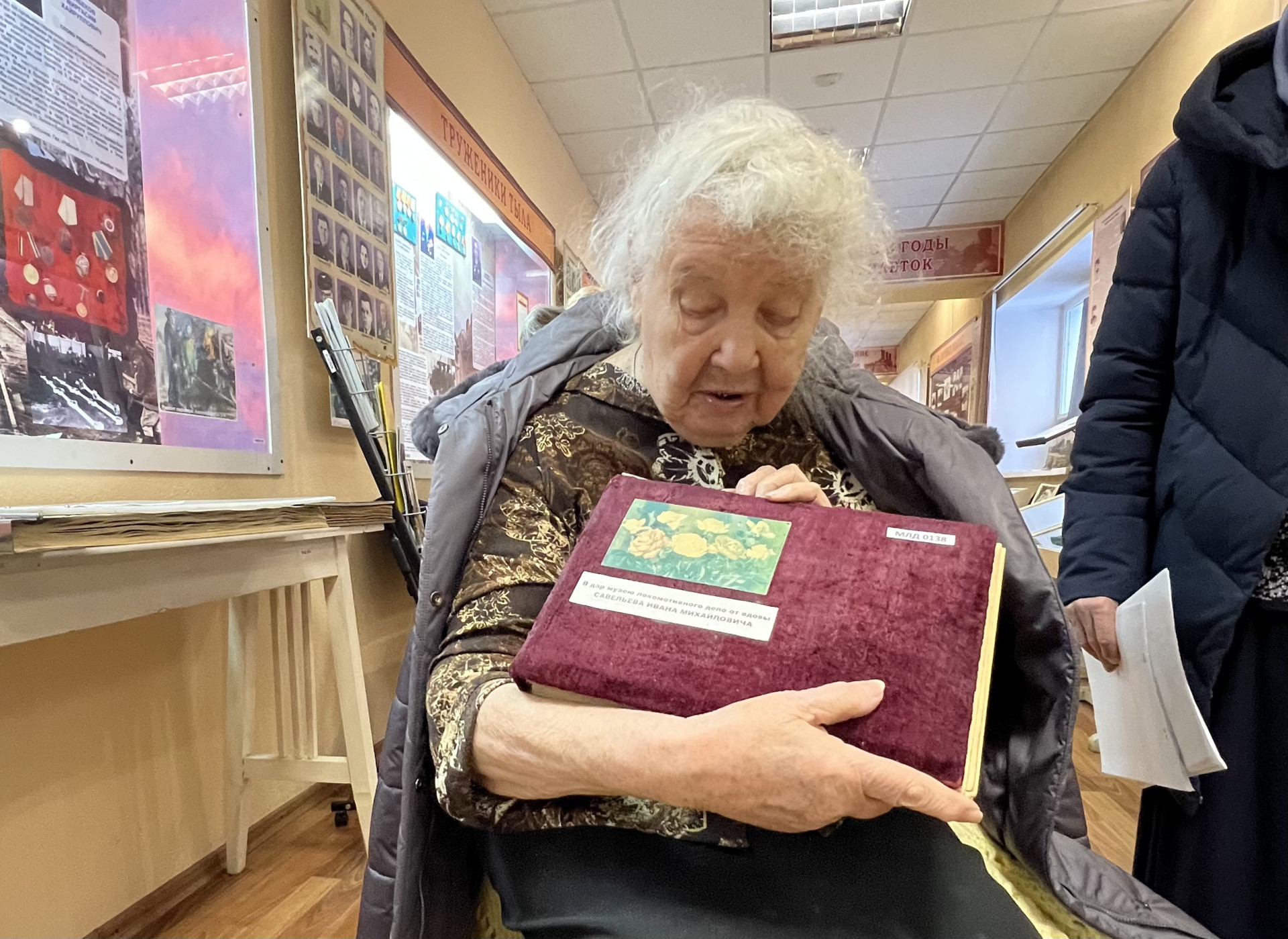 Альбом с фотографиями машиниста Ивана Савельева, погибшего на фронте в годы ВОВ. Экспонат музея в Петропавловске.