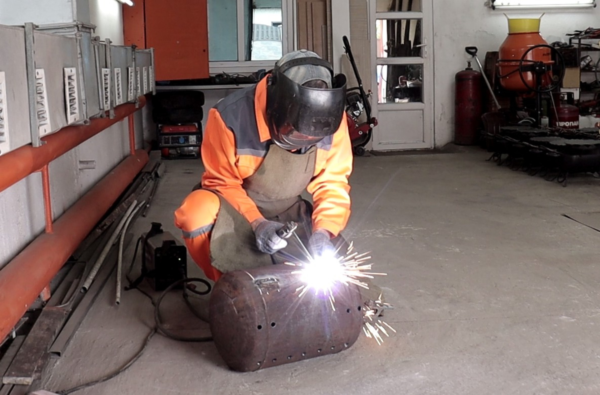 Тимур Кенжибаев работает сваркой