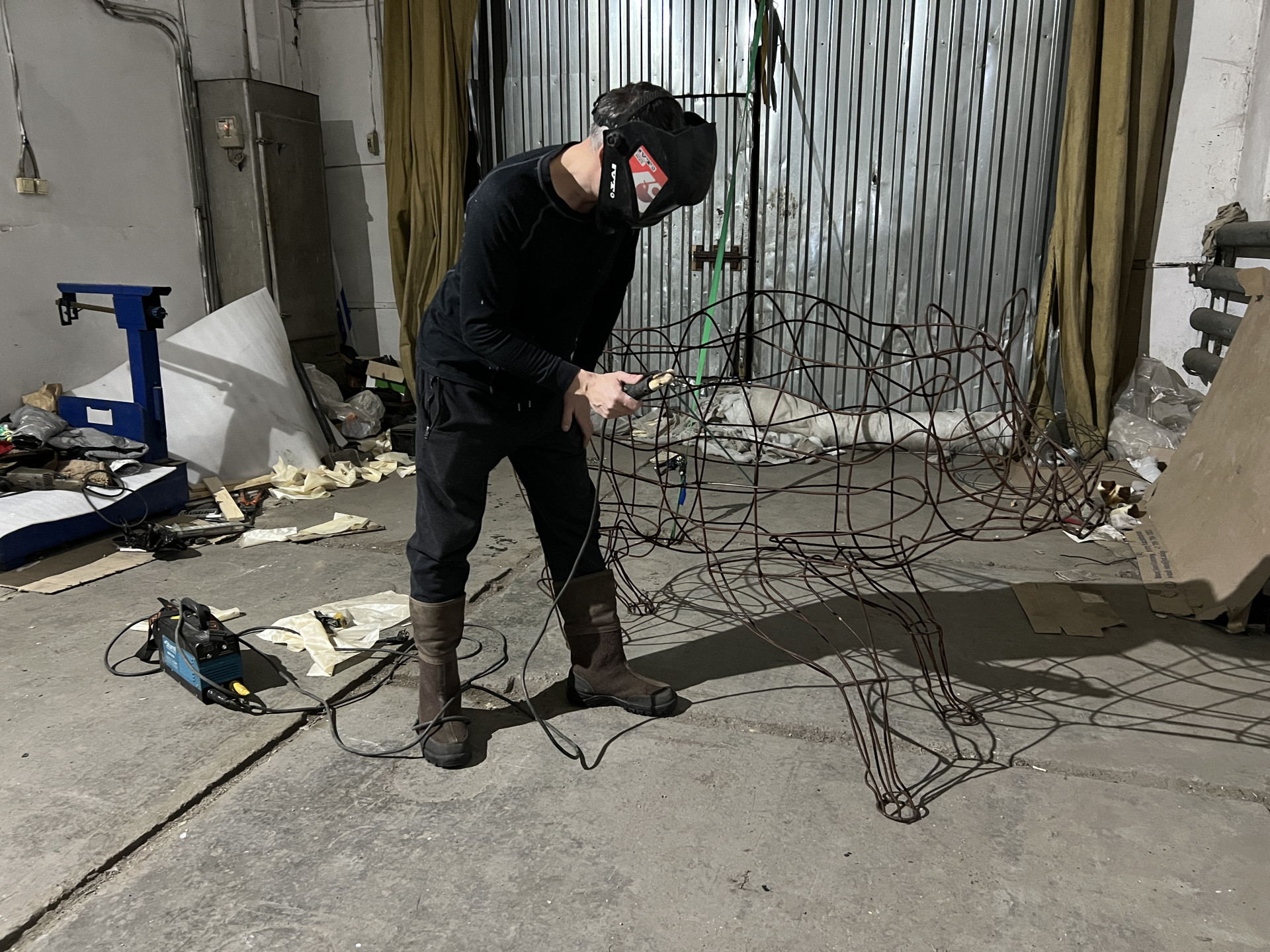 Тимур Кенжибаев варит быка из проволоки