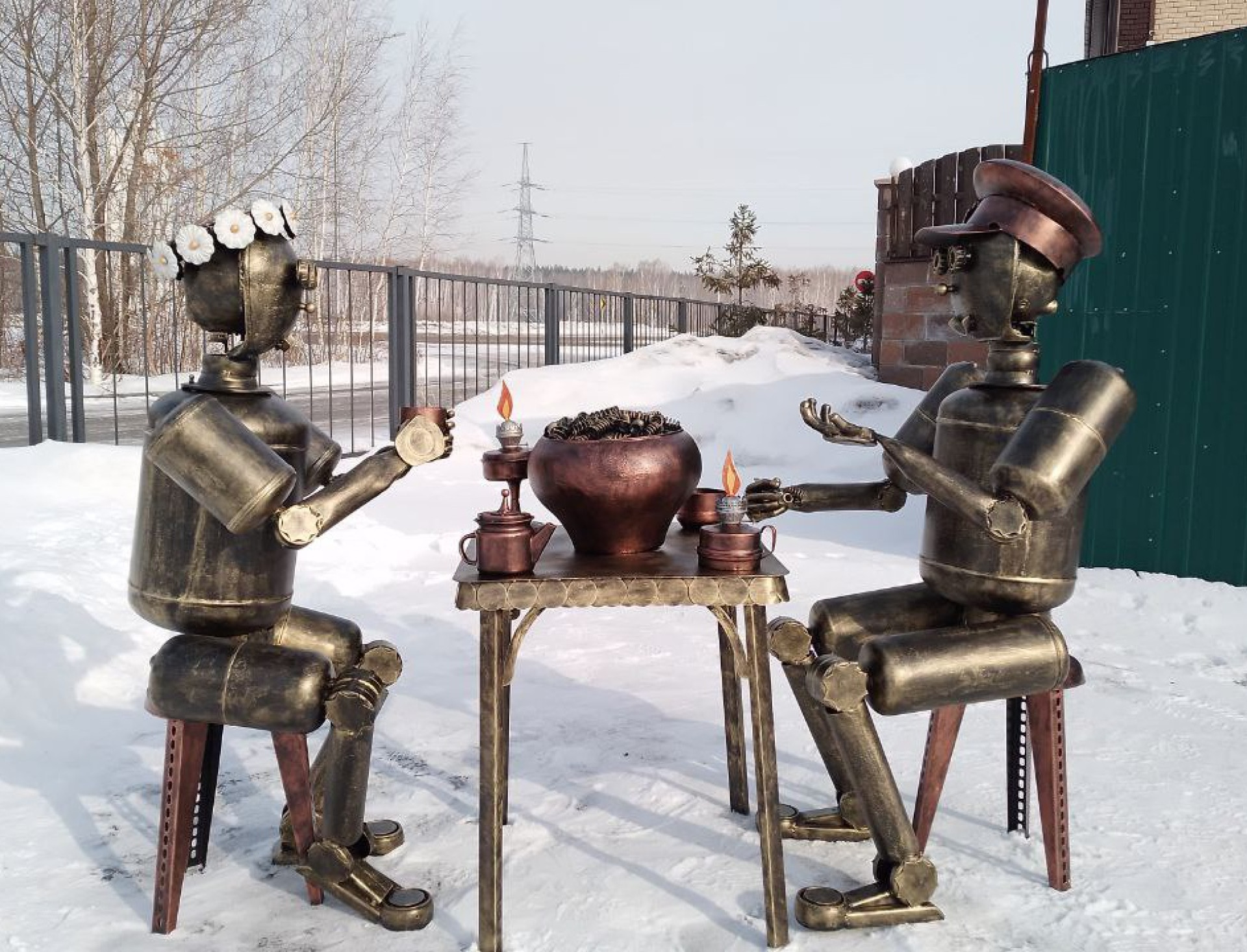 Скульптуры Степана и Матрены за домашним ужином из металлолома. Автор: Тимур Кенжибаев 