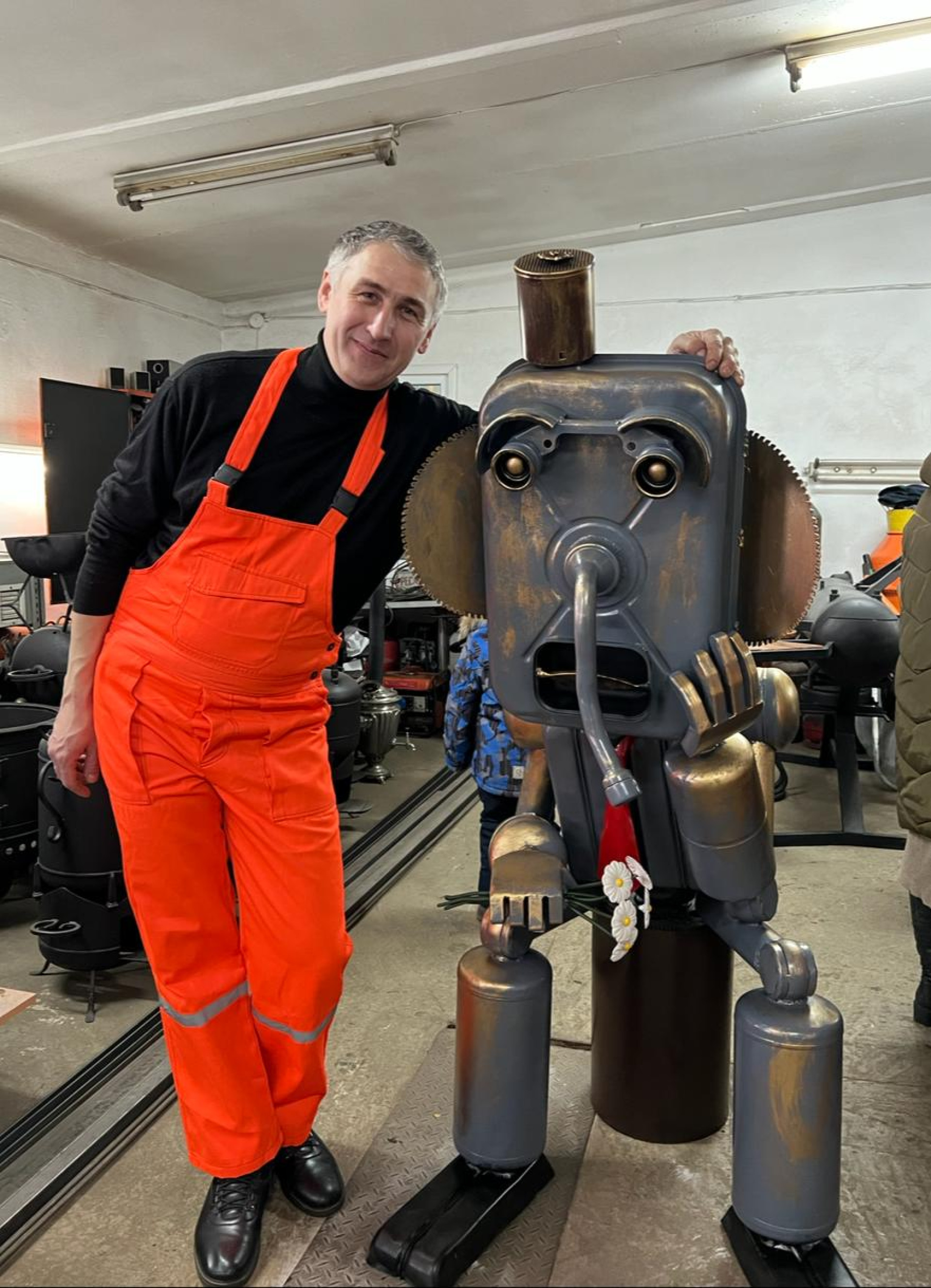 Тимур Кенжибаев со своей скульптурой -- роботом