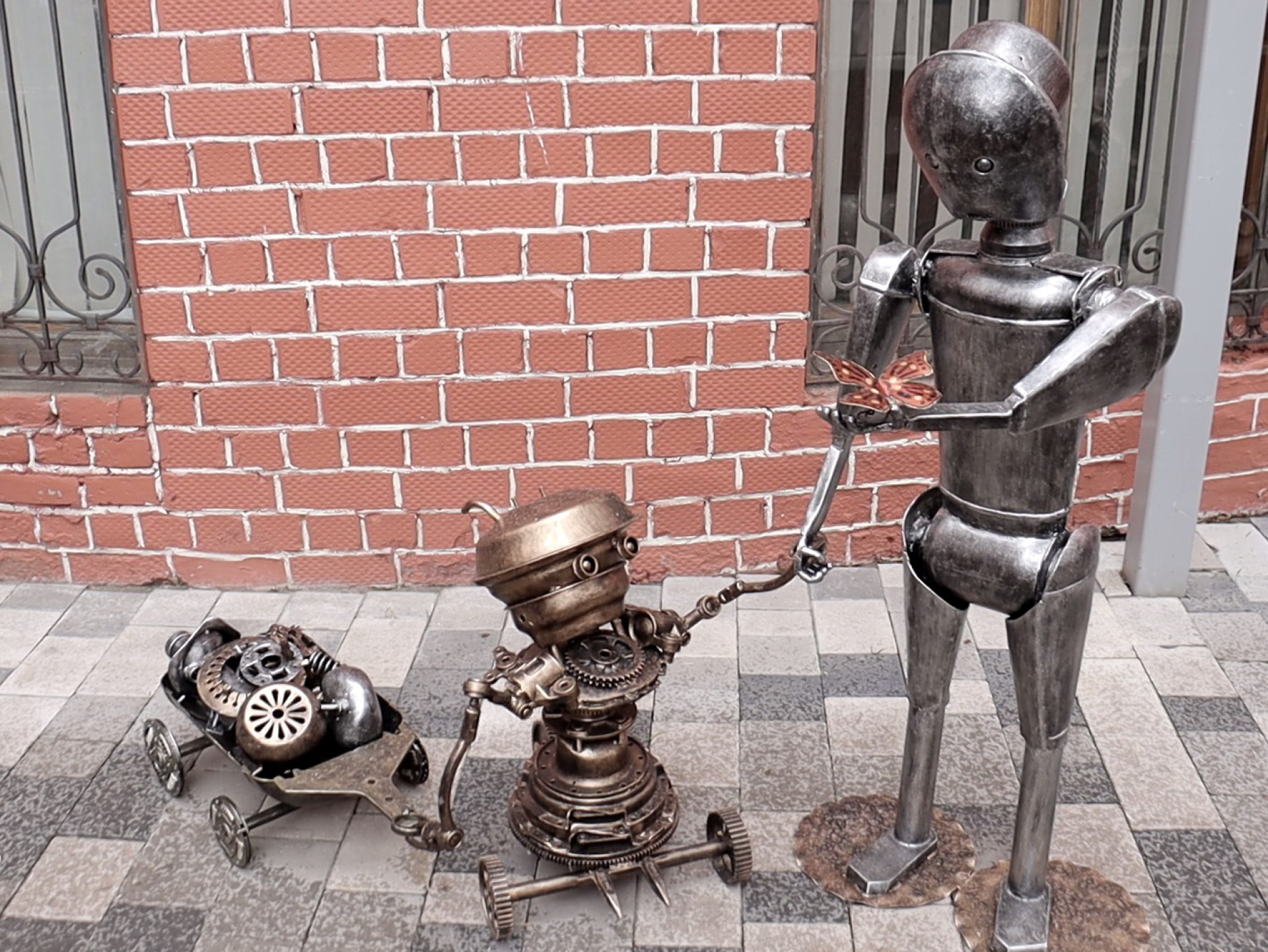 Скульптуры роботов из металлолома. Автор: Тимур Кенжибаев 