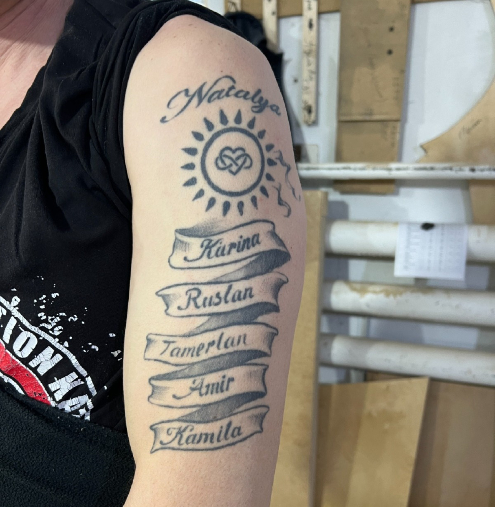 Татуировки с именами детей на плече Тимура Кенжибаева