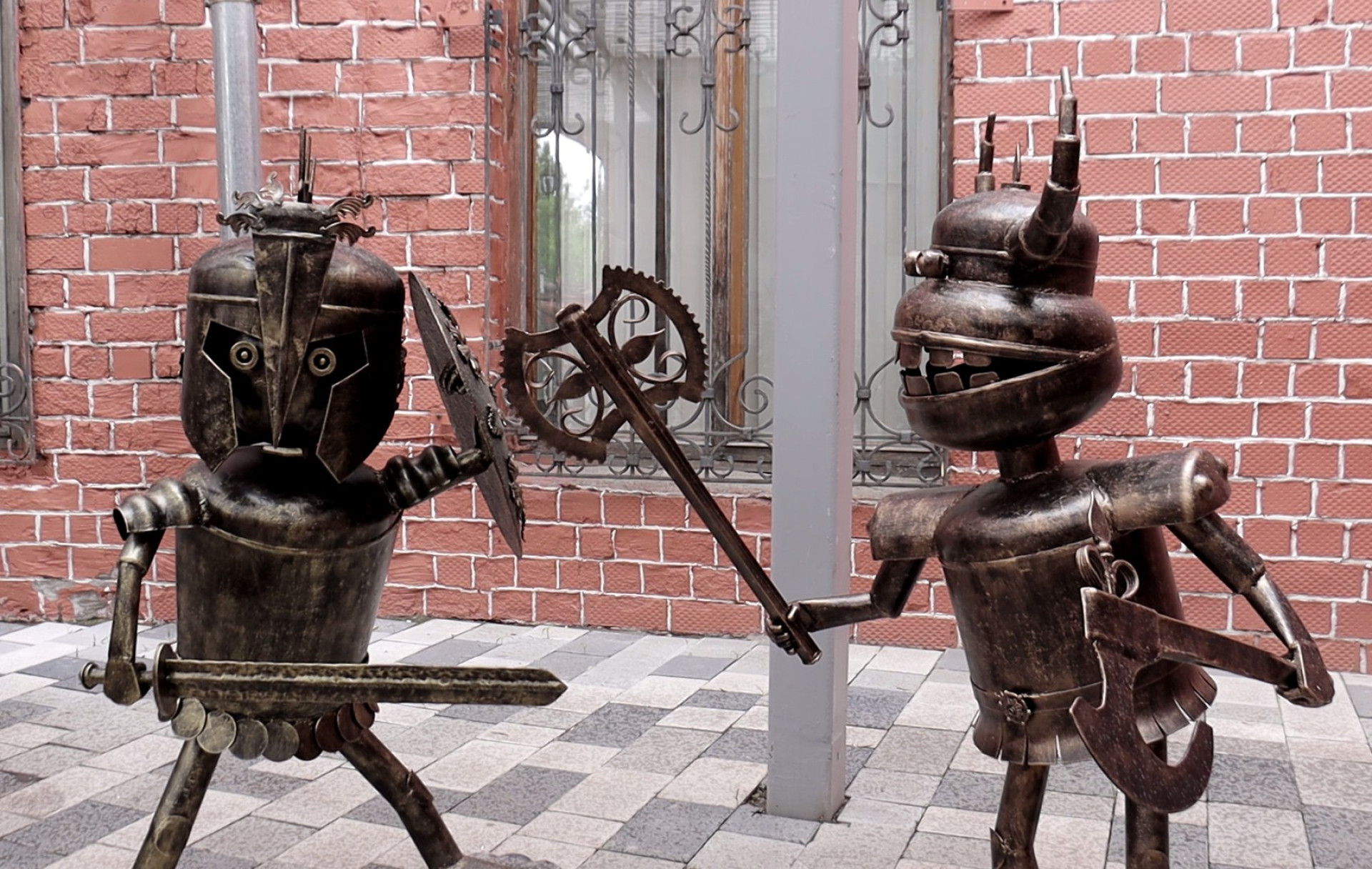 Скульптуры рыцарей из металлолома. Автор: Тимур Кенжибаев 