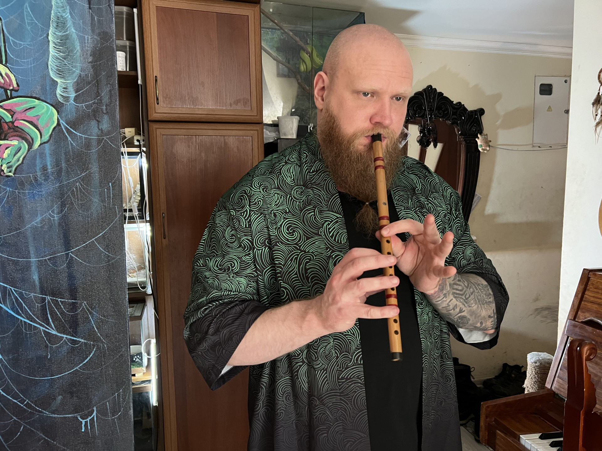 мужчина играет на флейте