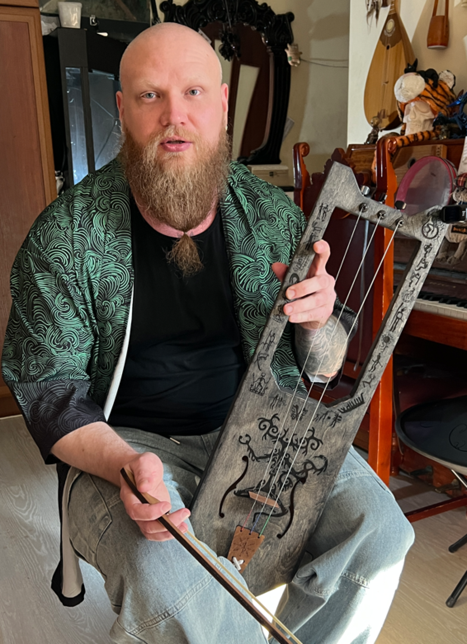 мужчина и смычковая лира