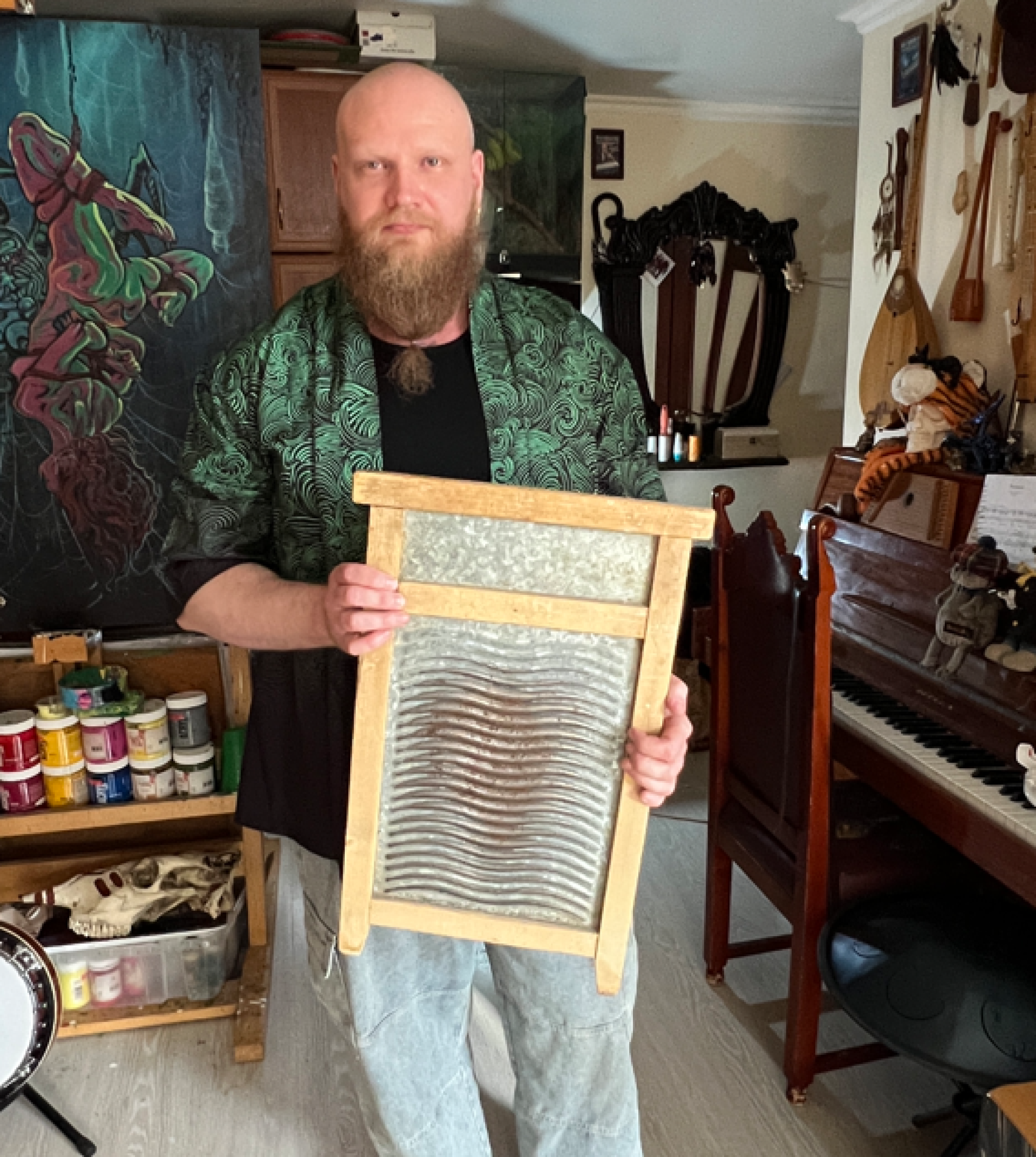 мужчина и стиральная доска