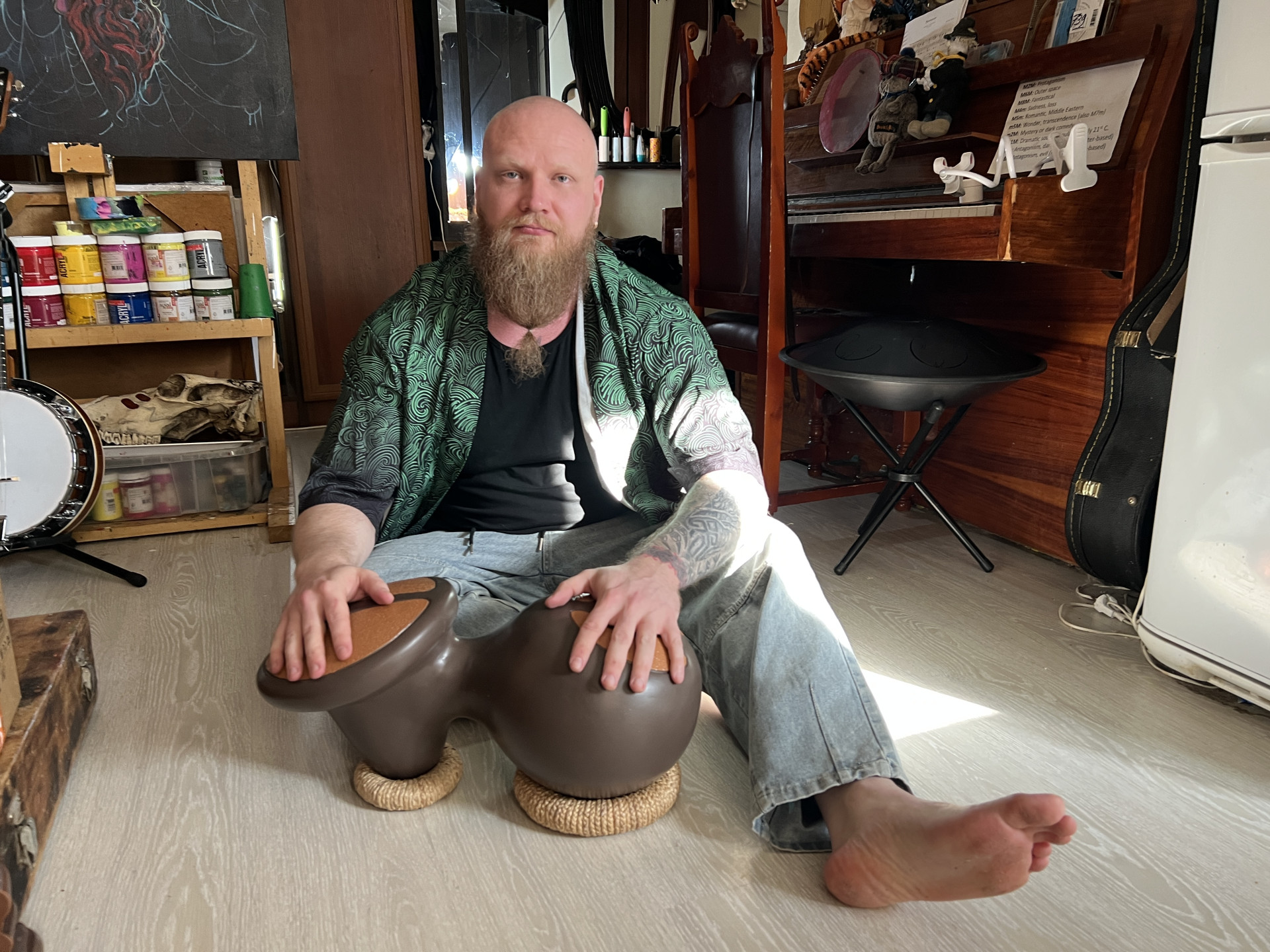 мужчина с необычными музыкальными инструментами