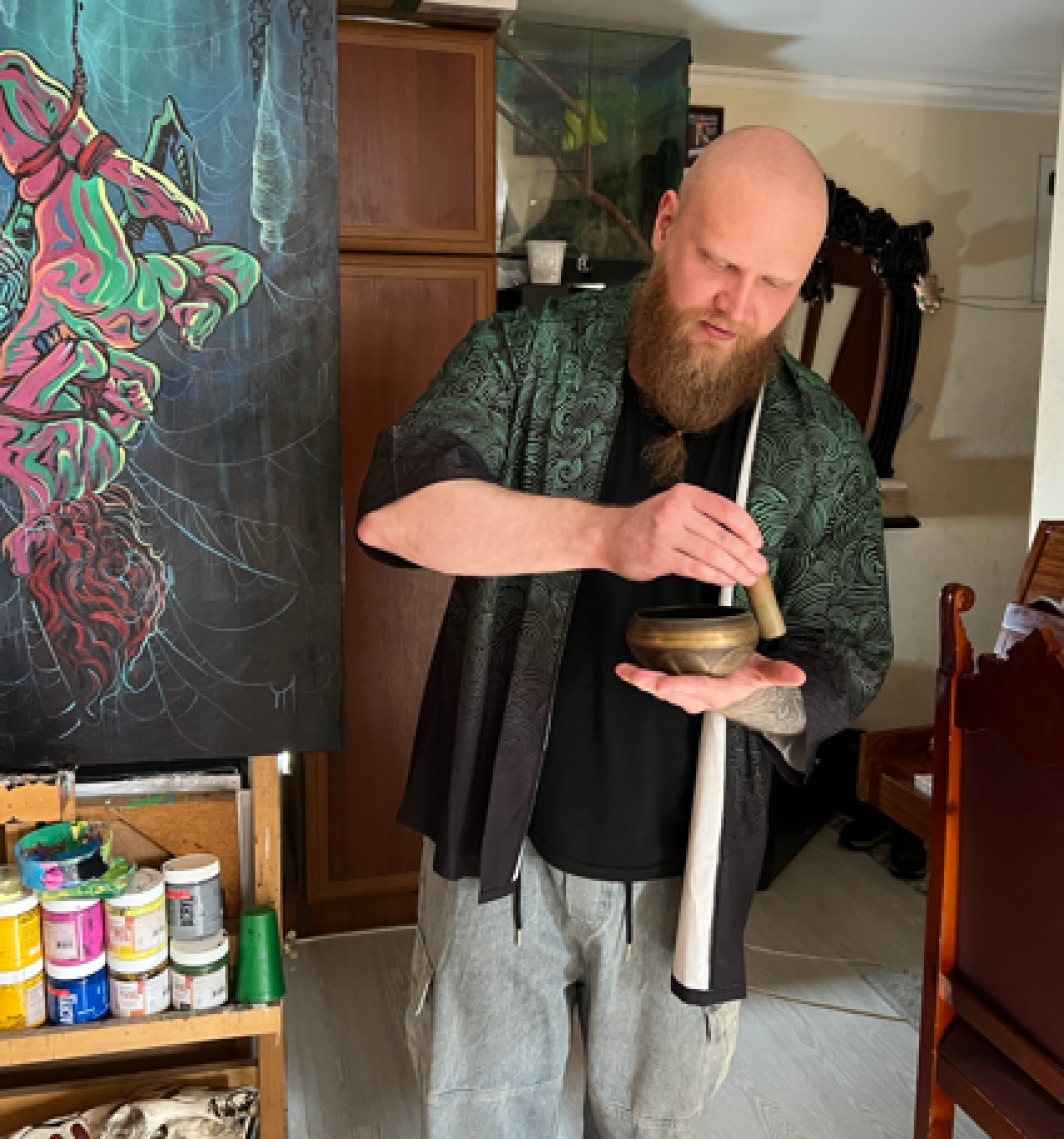 мужчина и поющая чаша