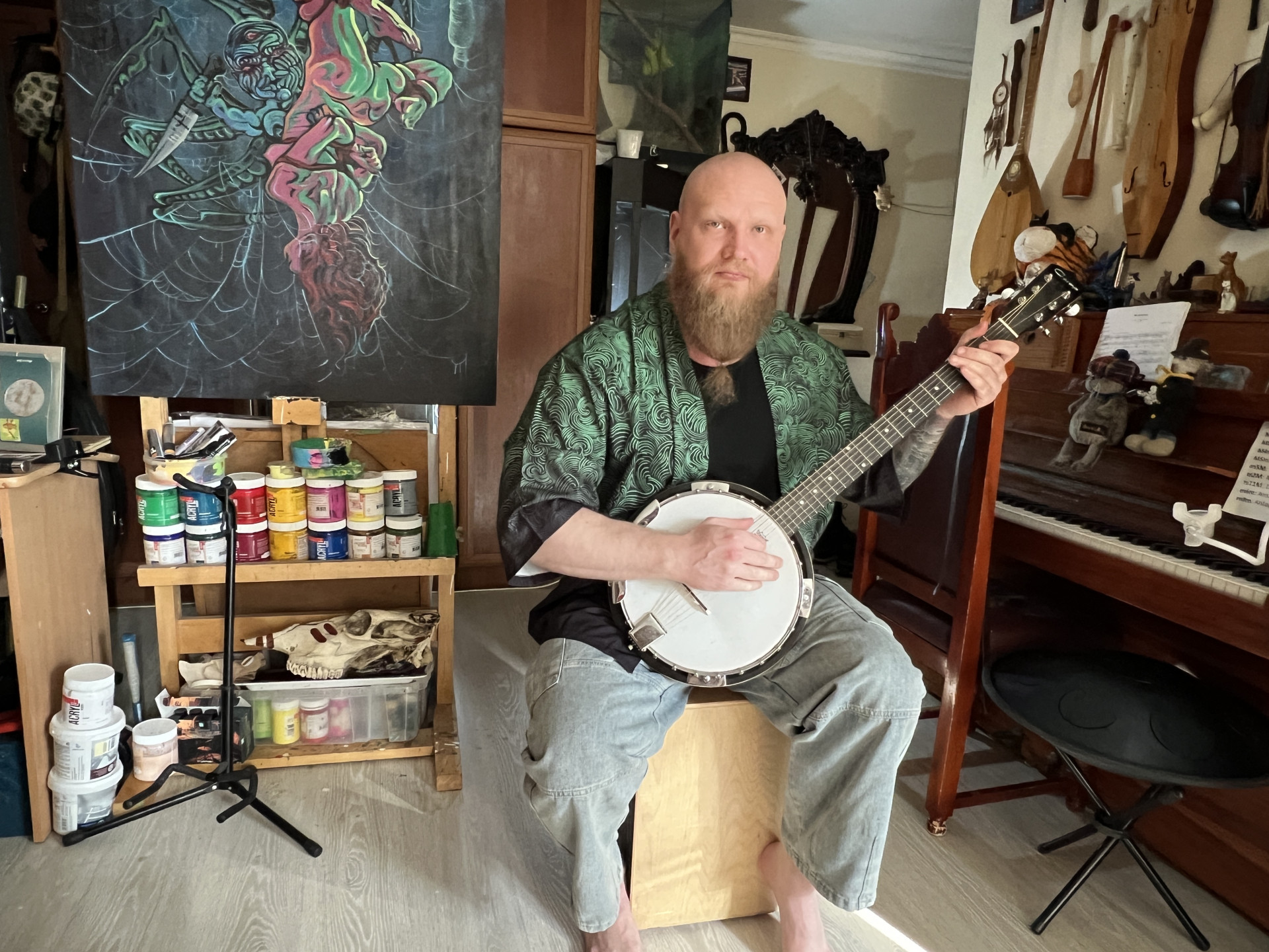 мужчина играет на банджо