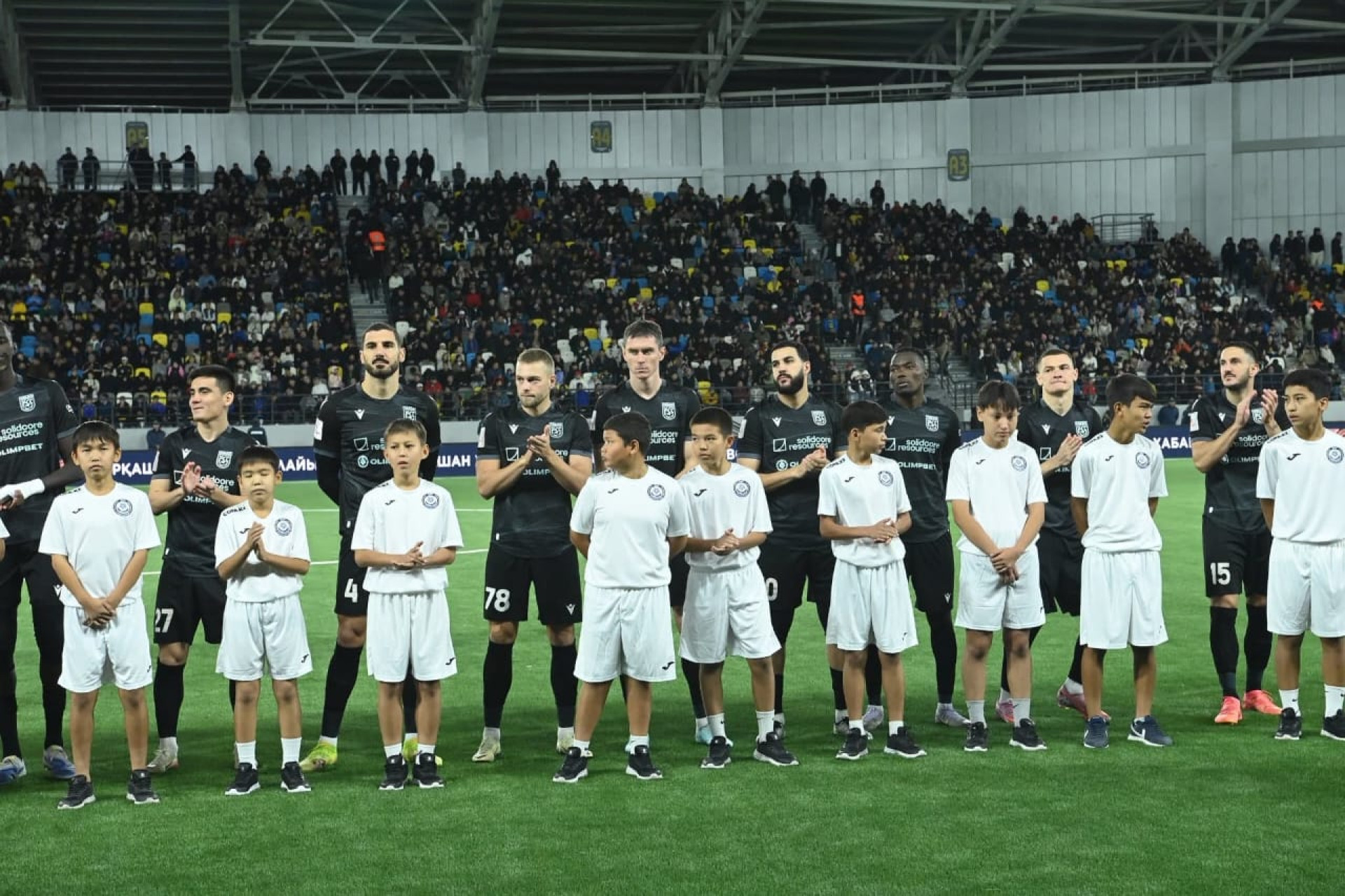 Бразилиялық атақтылар жалаңаш Қалыңдықпен топтық секс порно