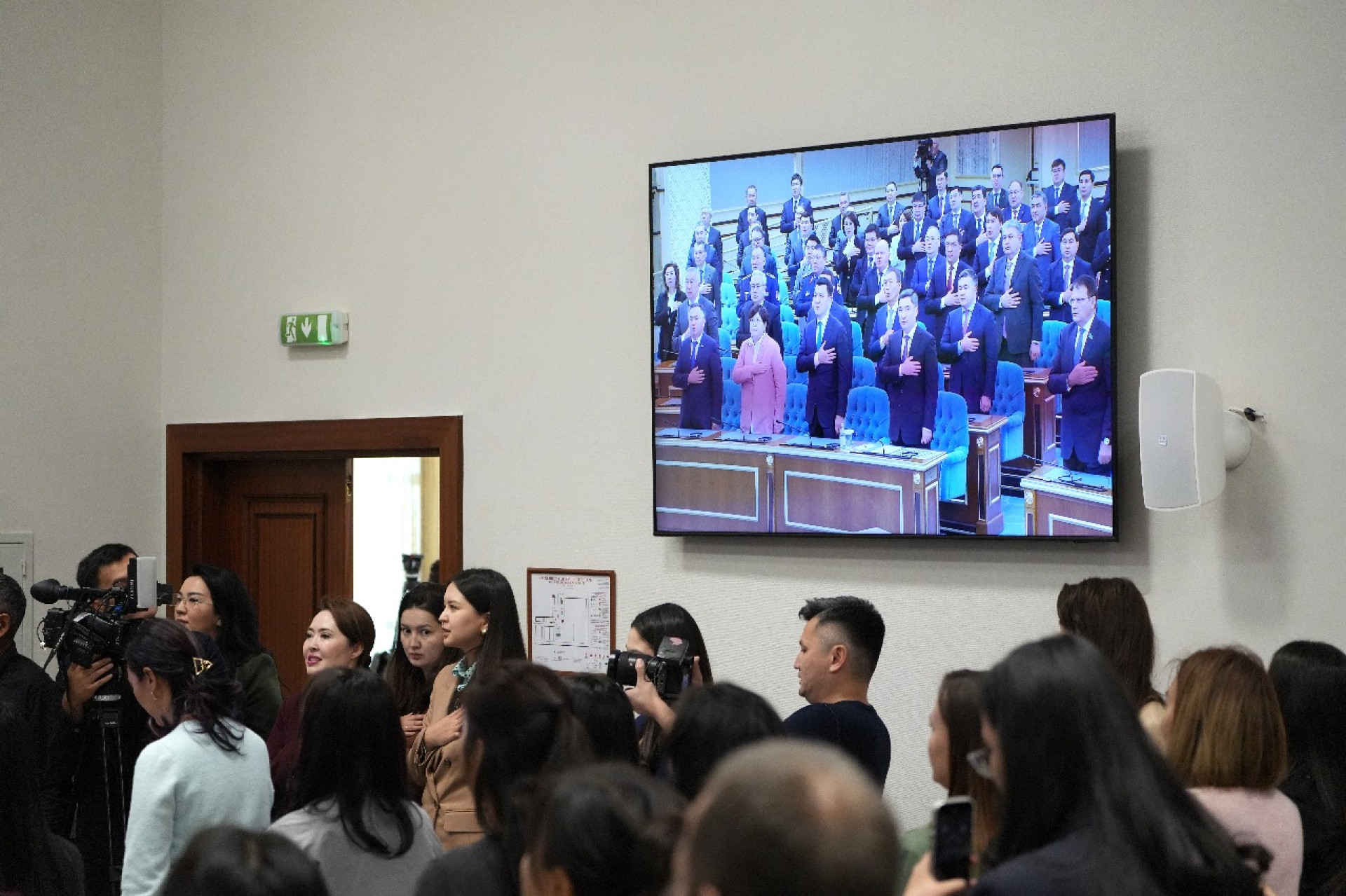 Баспасөз залынан