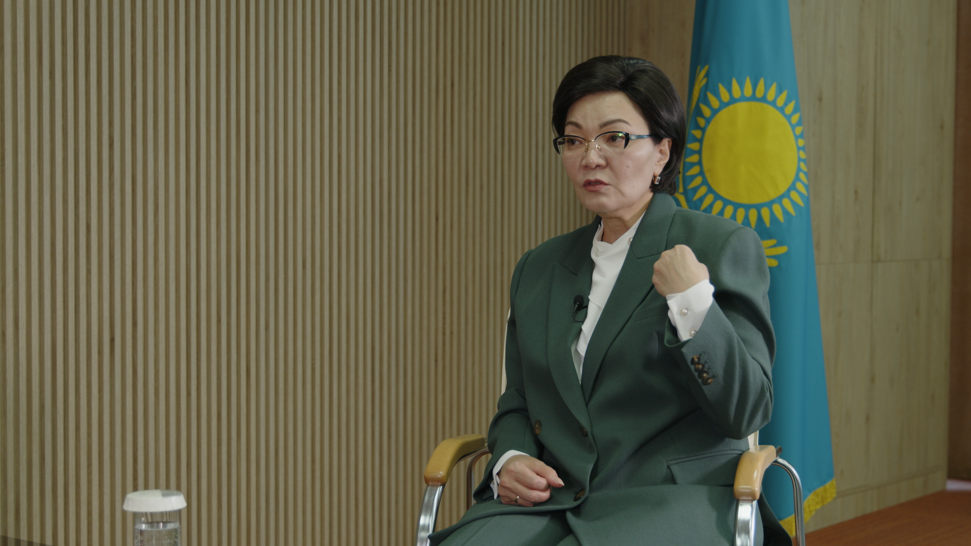 Орыс күйеуі мен әйелі үйде жыныстық қатынасқа түсуде Жас траннилер