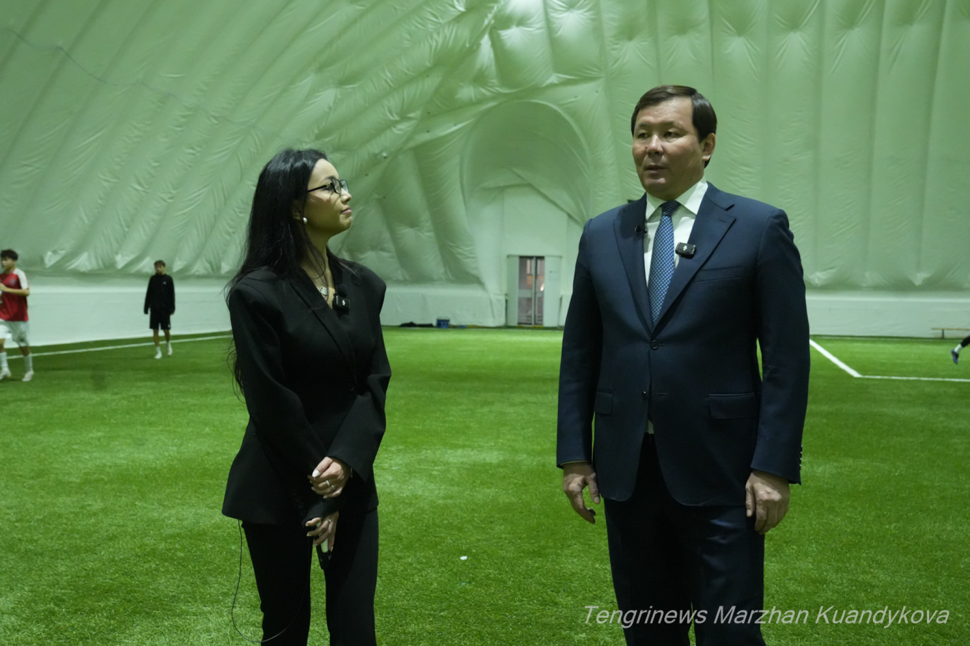 Журналист Рабига Дюсенгулова и аким Актюбинской области Асхат Шахаров в футзале