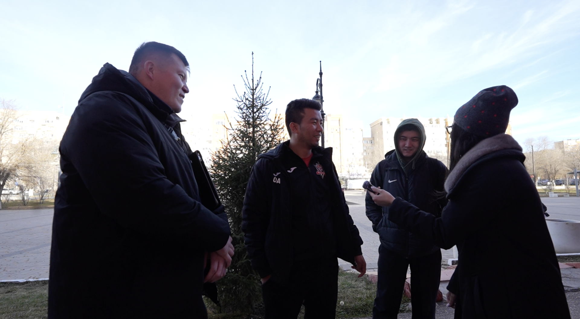 Случайные прохожие оказались фанатами ФК "Актобе". Фото: ©️ Tengrinews.kz / Маржан Куандыкова