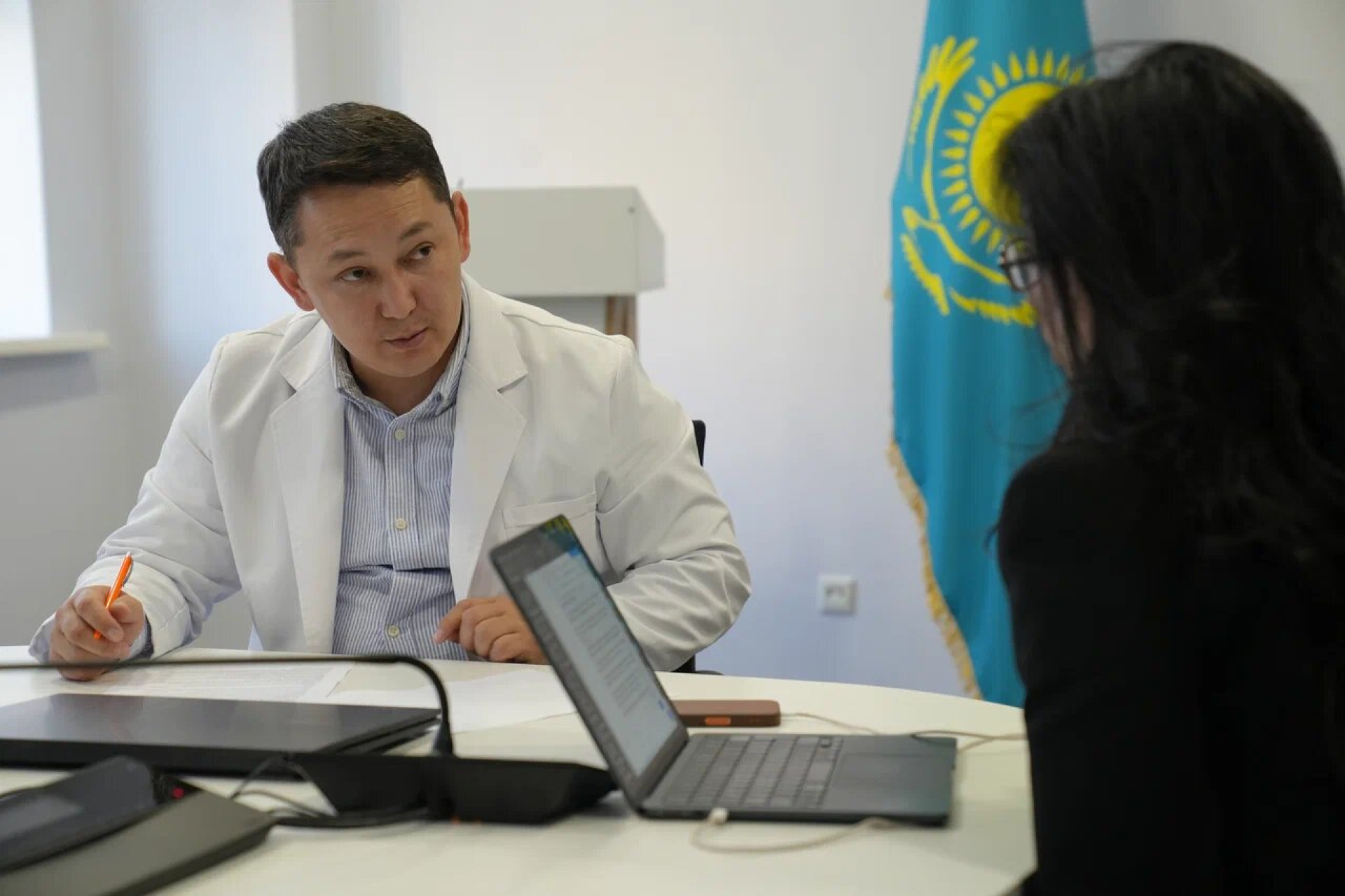 Бекжан Намет в белом халате на приёме пациентов
