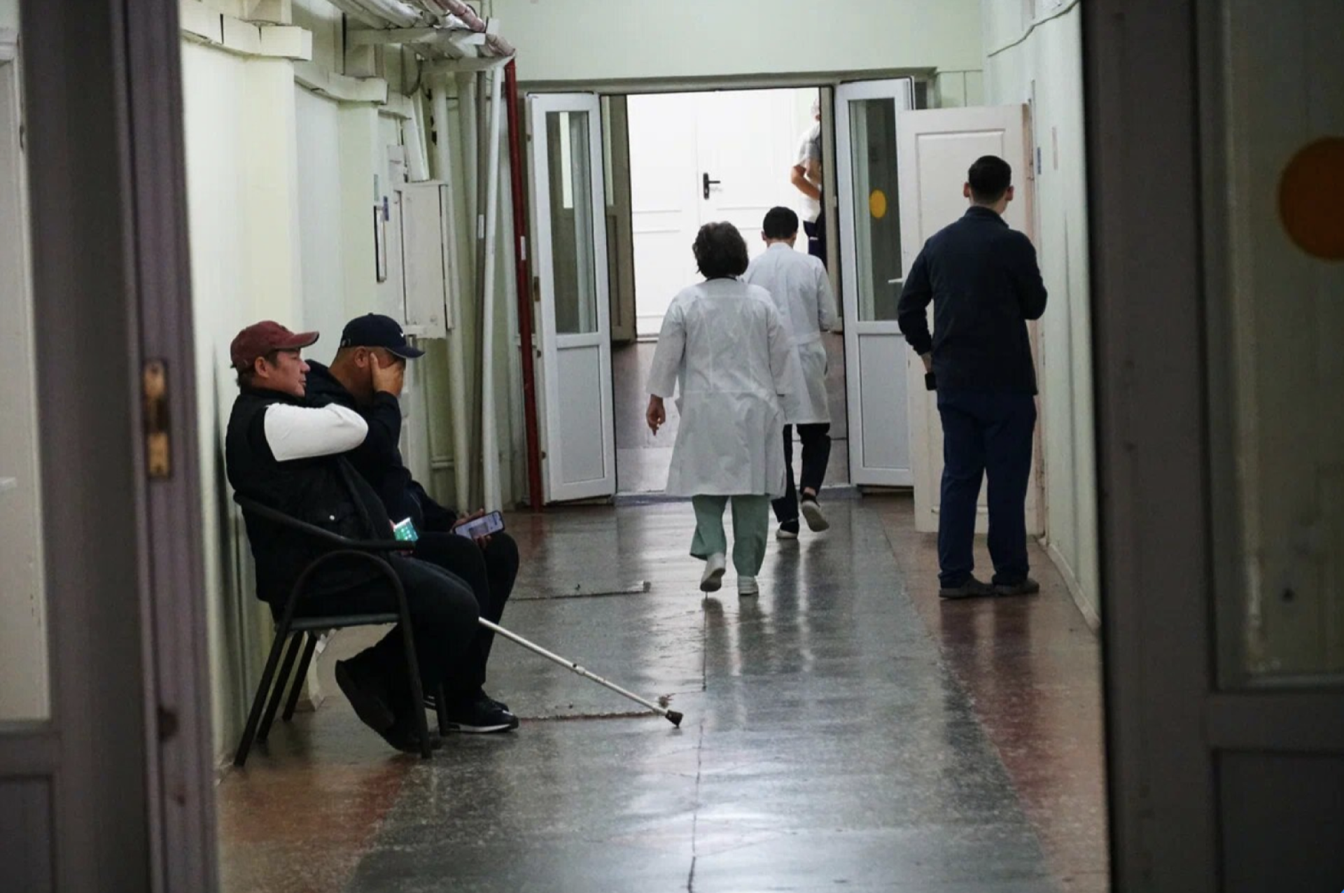 Пациенты и врачи в коридорах центра травматологии