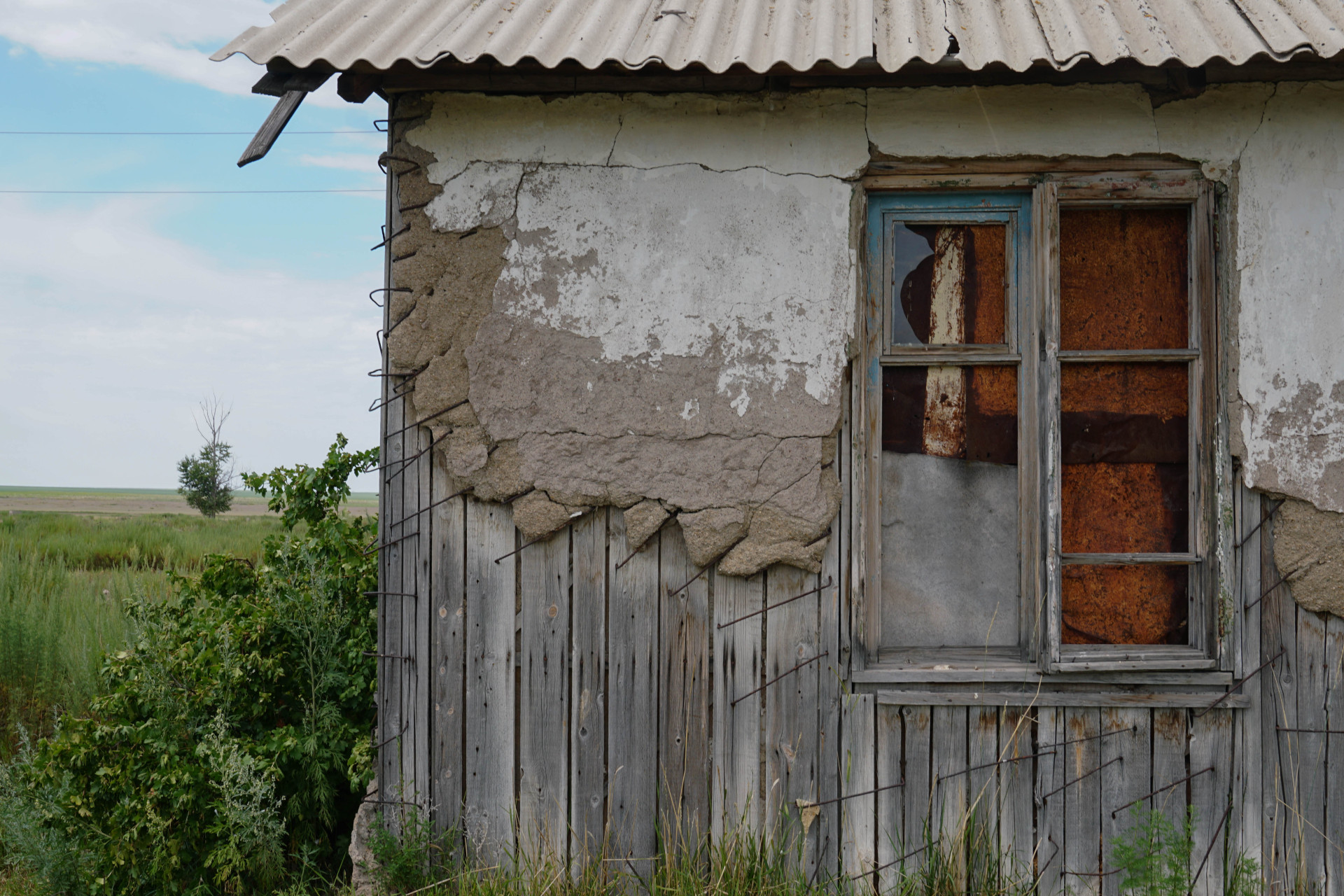 Дома в Акбулаке пытались "законсервировать", заколотив окна. Но это не помогло.