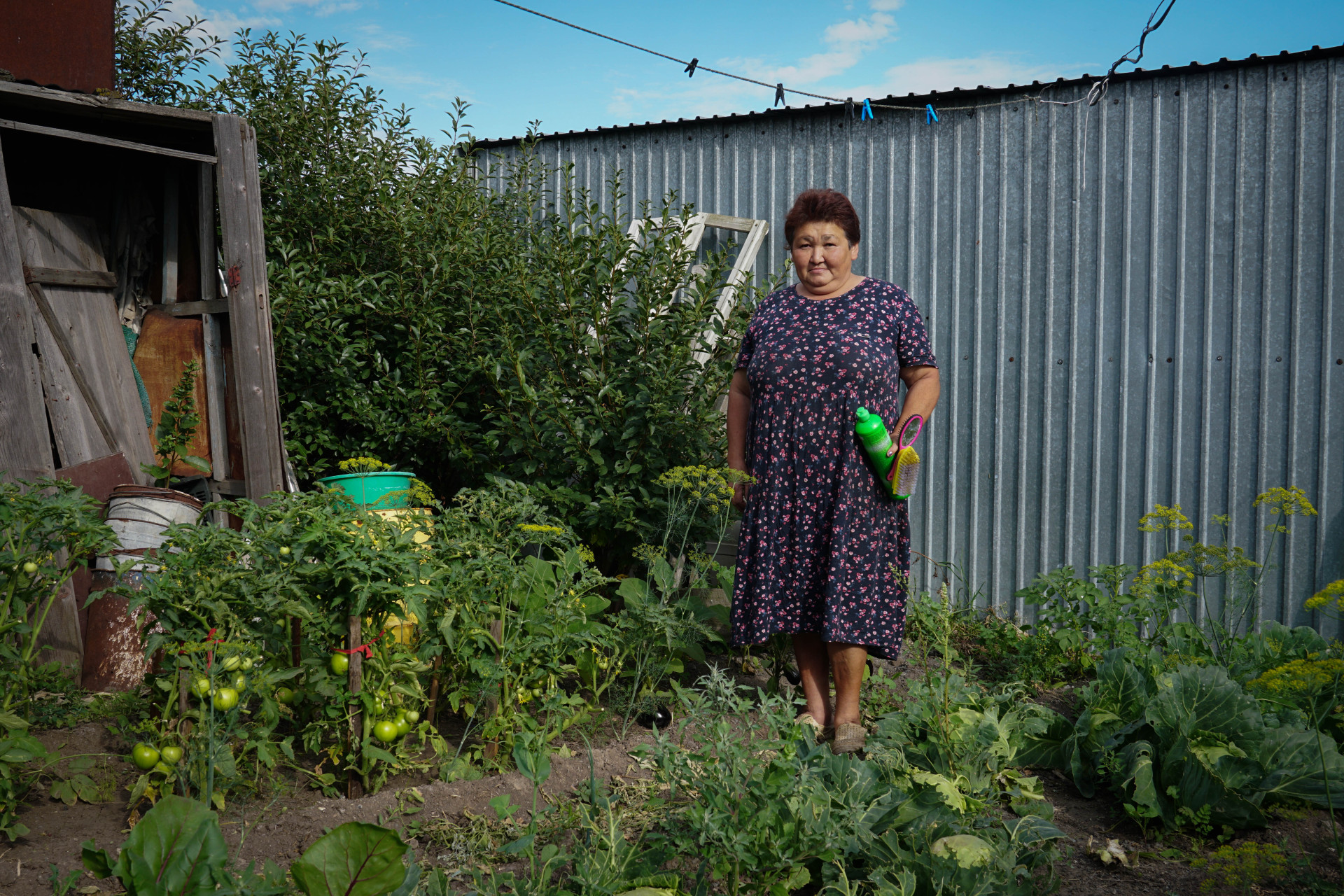 Сауле Талтакова в огороде дома в новом Акбулаке. Фото:©️ Tengrinews.kz / Маржан Куандыкова
