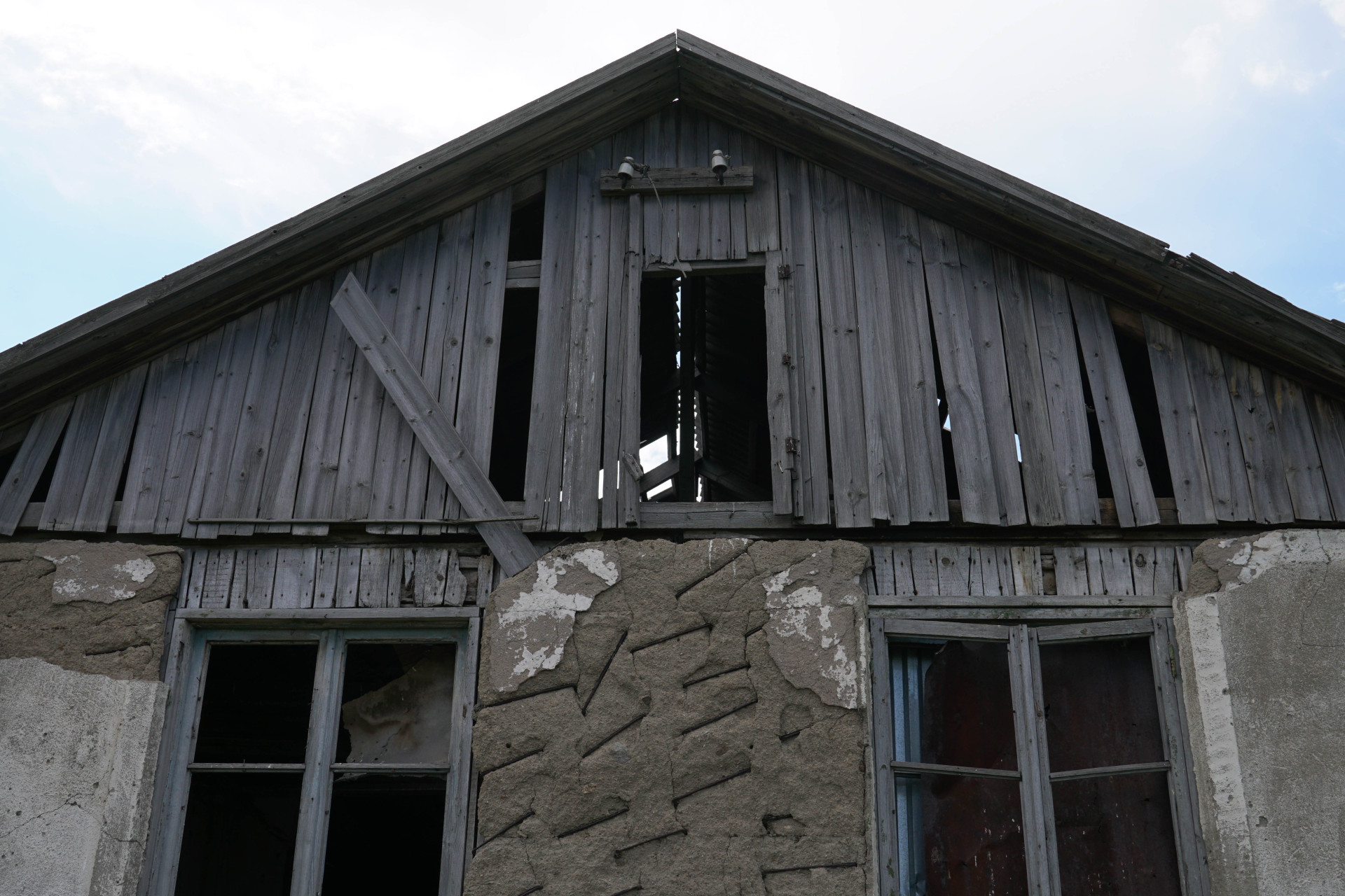 Разбитые окна в доме, упразднённый Акбулак. Фото:©️ Tengrinews.kz / Маржан Куандыкова