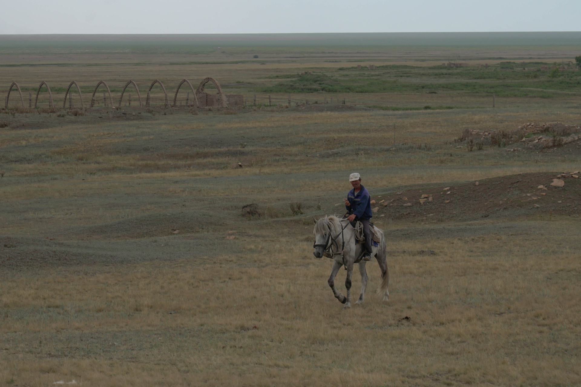 Пастух Бауыржан в брошенном Акбулаке. Фото:©️ Tengrinews.kz / Маржан Куандыкова