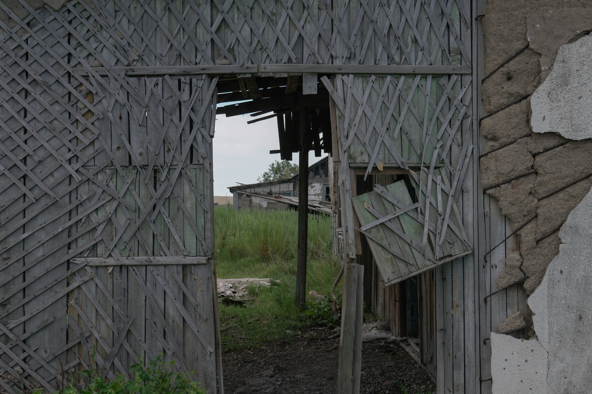 Разрушающиеся постройки в Акбулаке