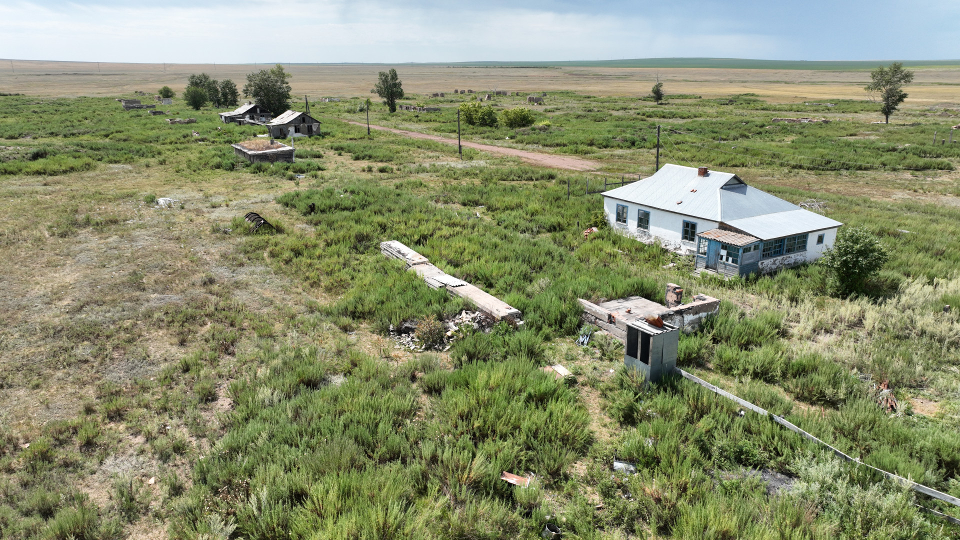 Дом в брошенном Акбулаке. Фото:©️ Tengrinews.kz