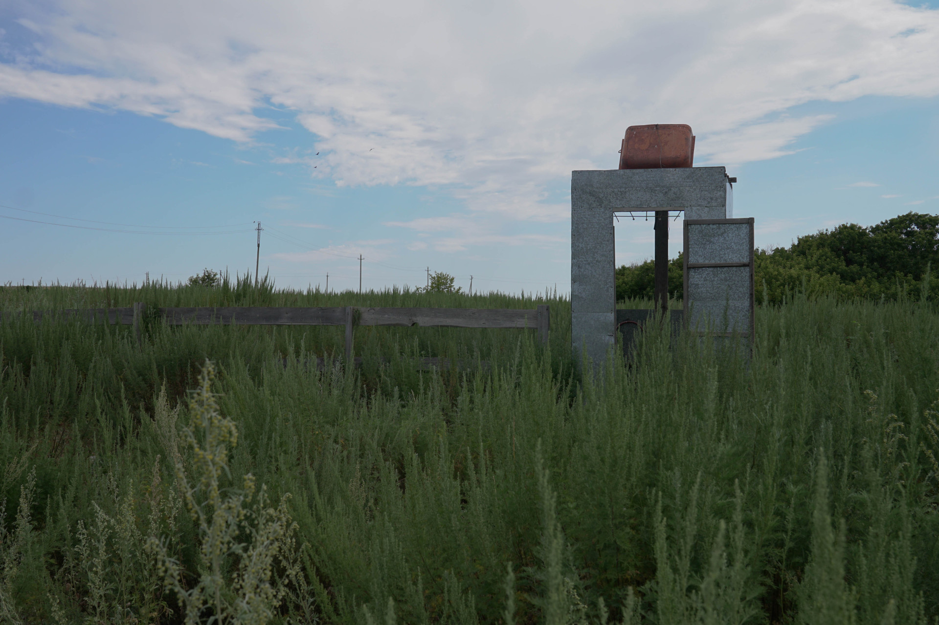 Летний душ во дворе одного из домов в упразднённом Акбулаке. Фото:©️ Tengrinews.kz / Маржан Куандыкова