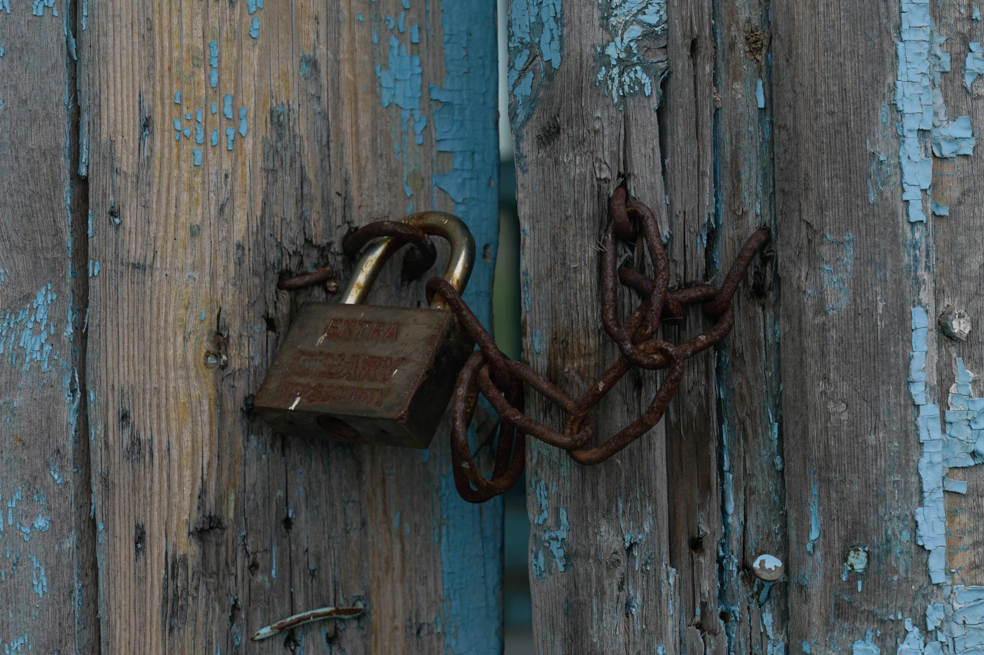 На двери второго уцелевшего дома в Акбулаке тоже висит заржавевший замок. 