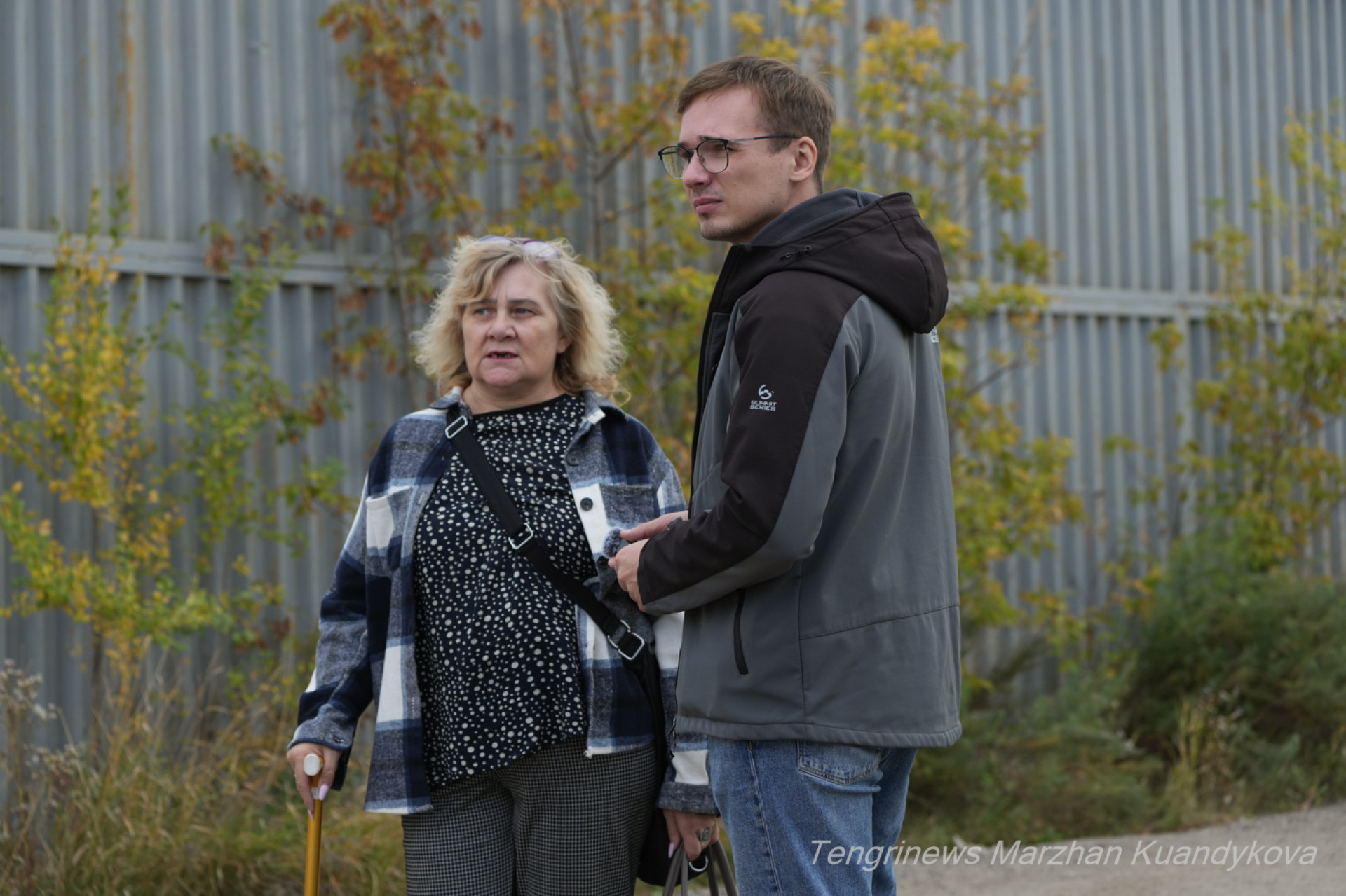 Журналист Иван Сухоруков разговаривает с Ириной, жительницой Ондириса (Лесозавода). Фото: ©️ Tengrinews.kz / Маржан Куандыкова