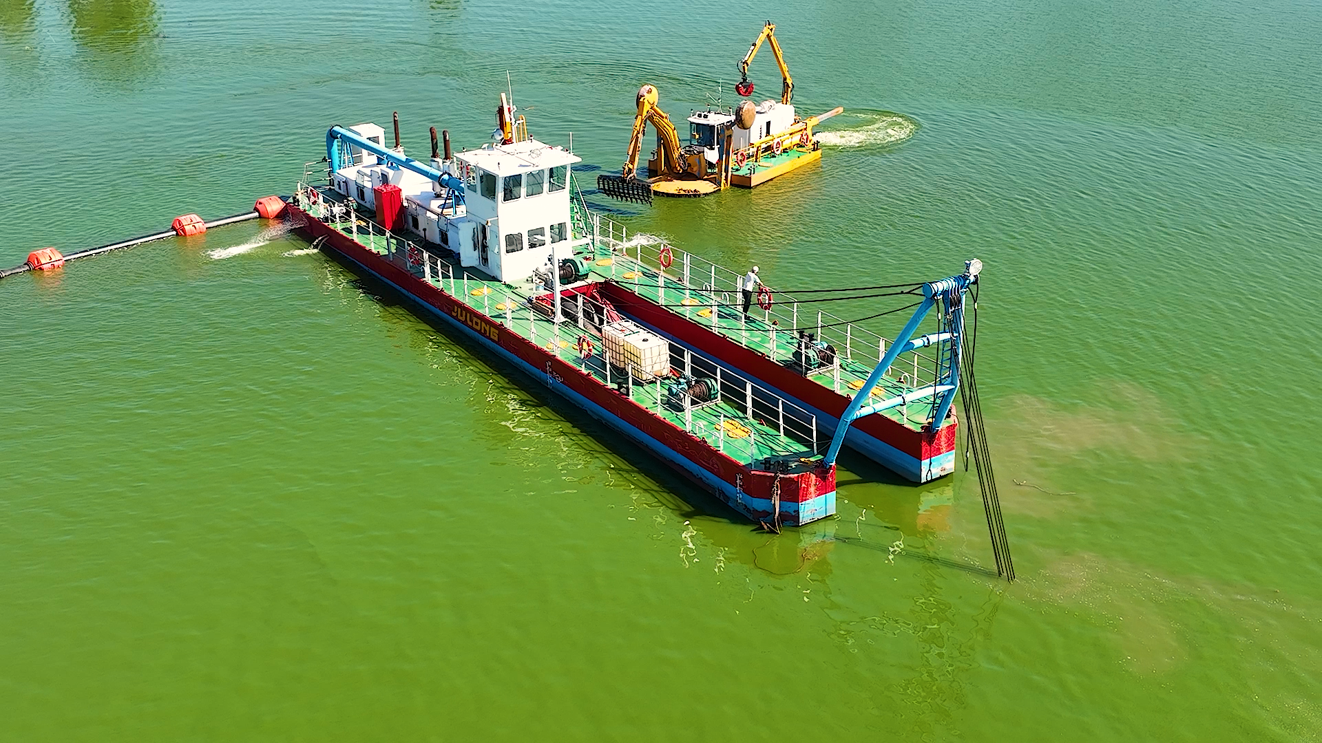 Большой и маленький земснаряды на Астанинском водохранилище