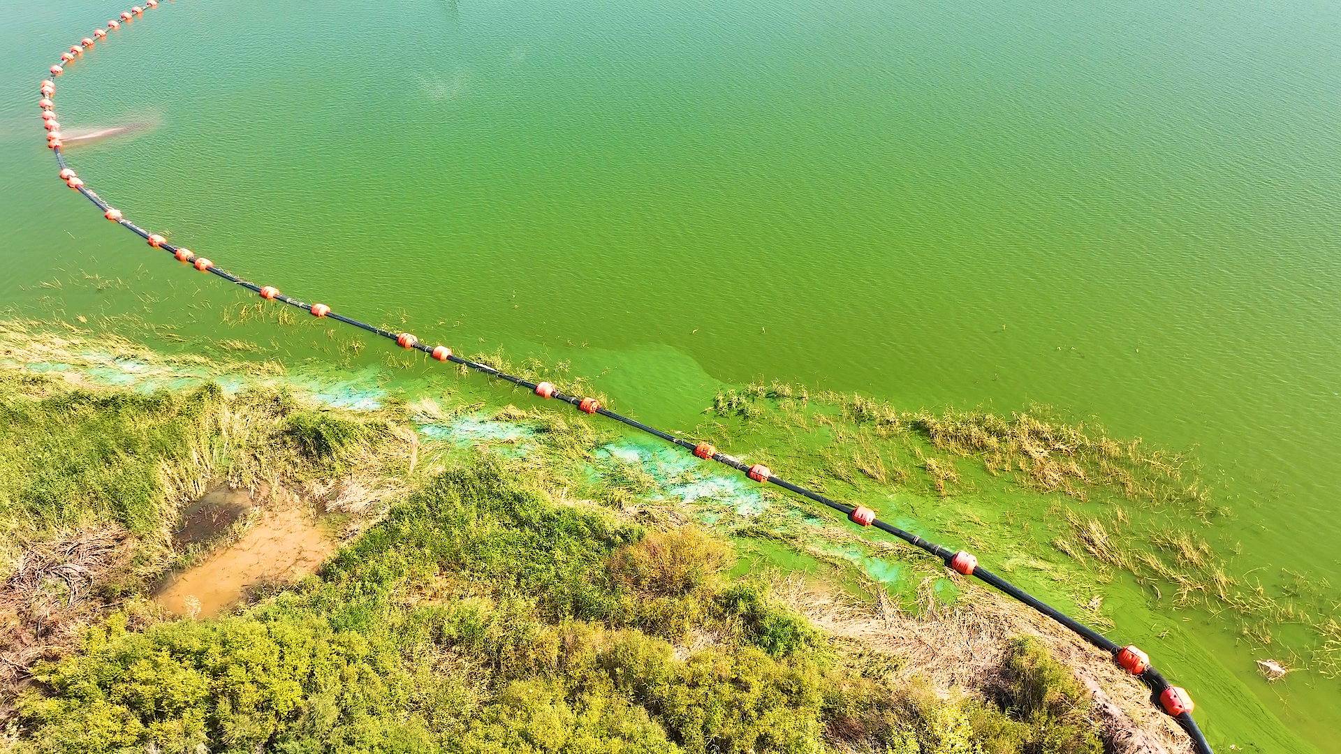 Помпопровод земснаряда на Астанинском водохранилище 