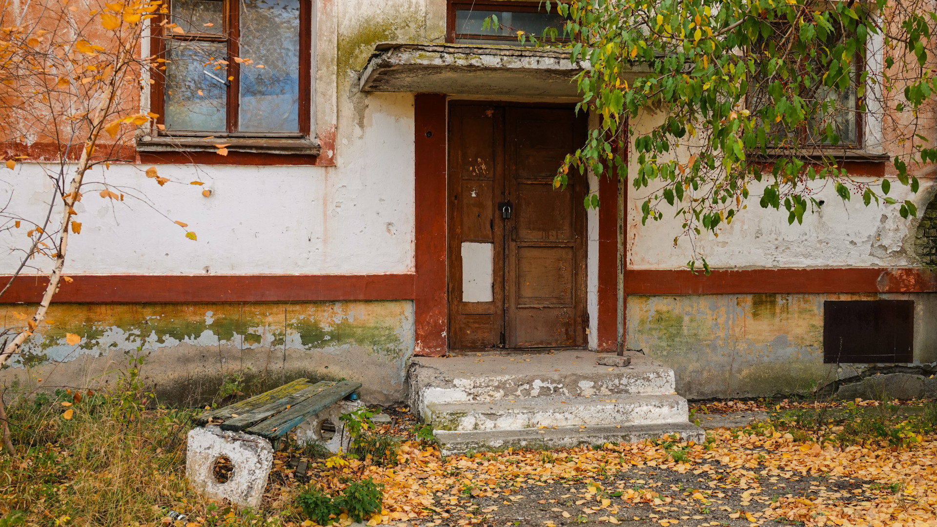 Дверь подъезда жилого дома закрыта на замок - защита от мародёров, Красногорский 