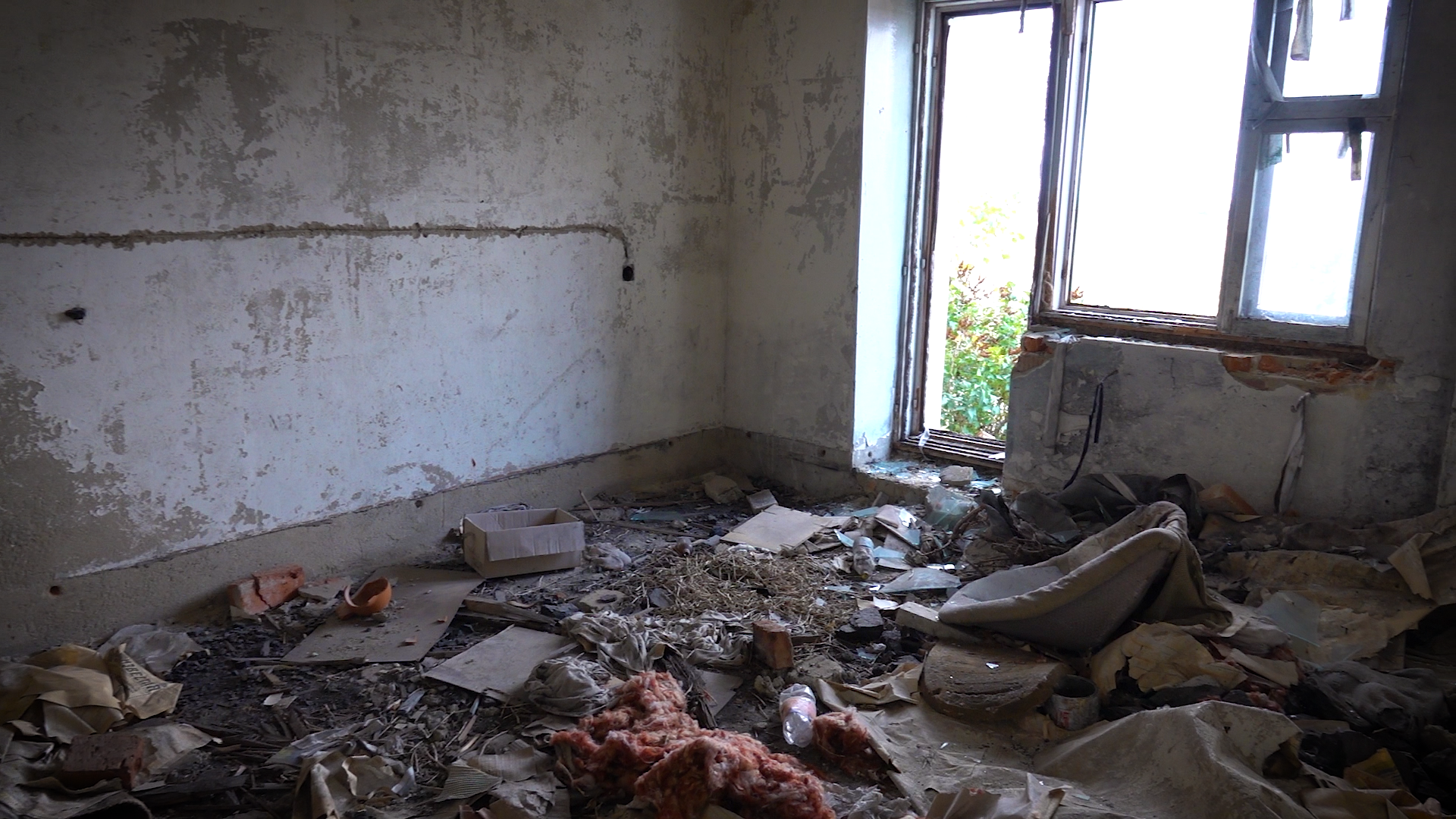 Комната, полная мусора, в брошенной пятиэтажке, Красногорский