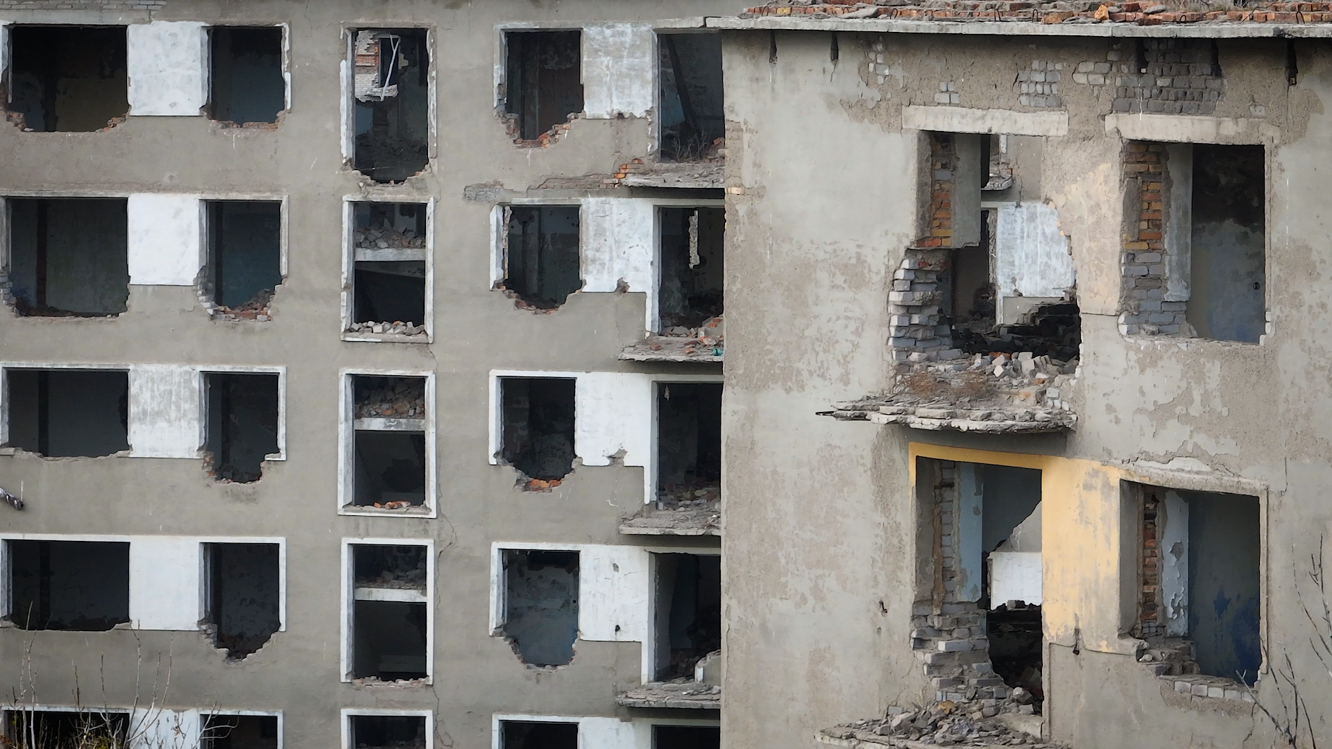 Пятиэтажка без окон, с разрушающимися стенами, Красногорский, Акмолинская область