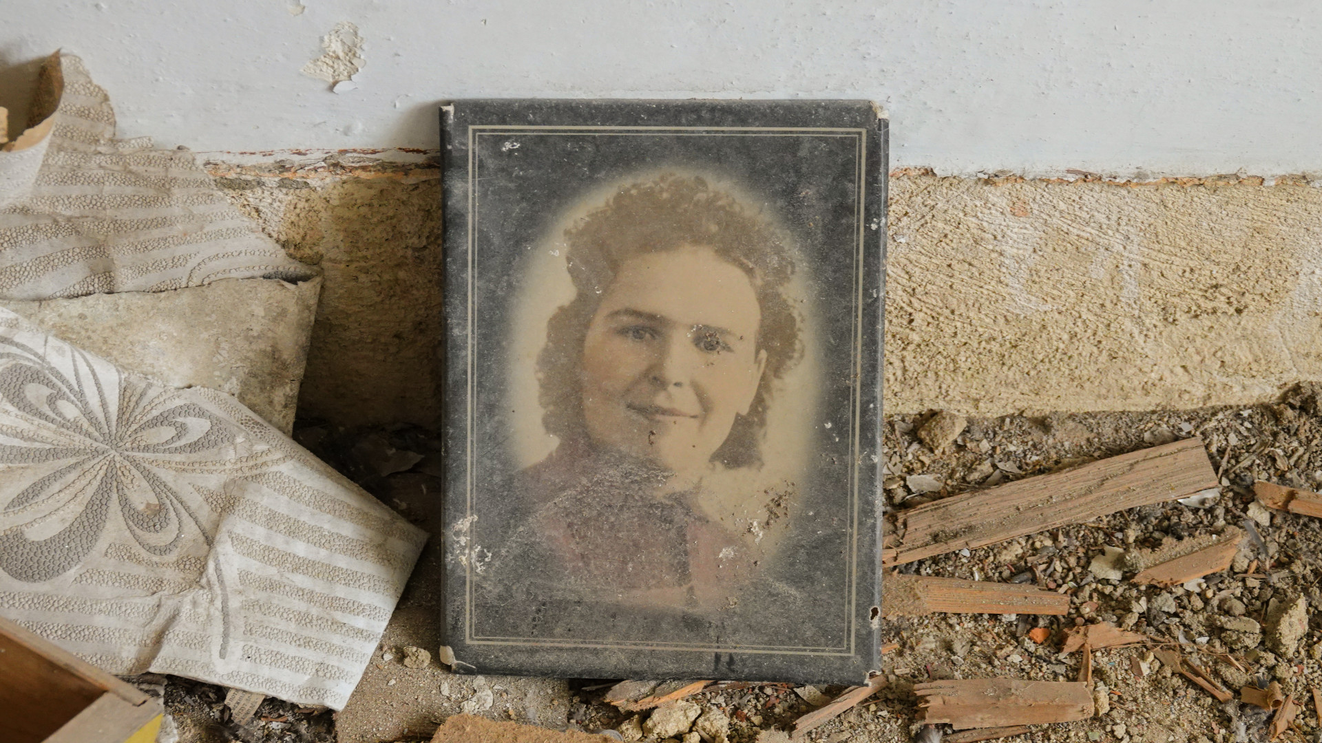 Брошенный в Красногорске портрет неизвестной женщины