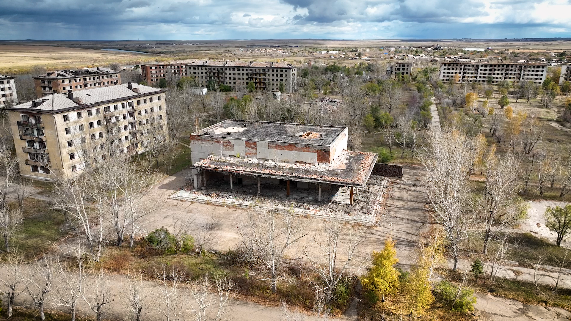 Бывший кинотеатр в Красногорском. Брошенный. Вид с дрона. Фото: ©️ Tengrinews.kz / Роман Павлов