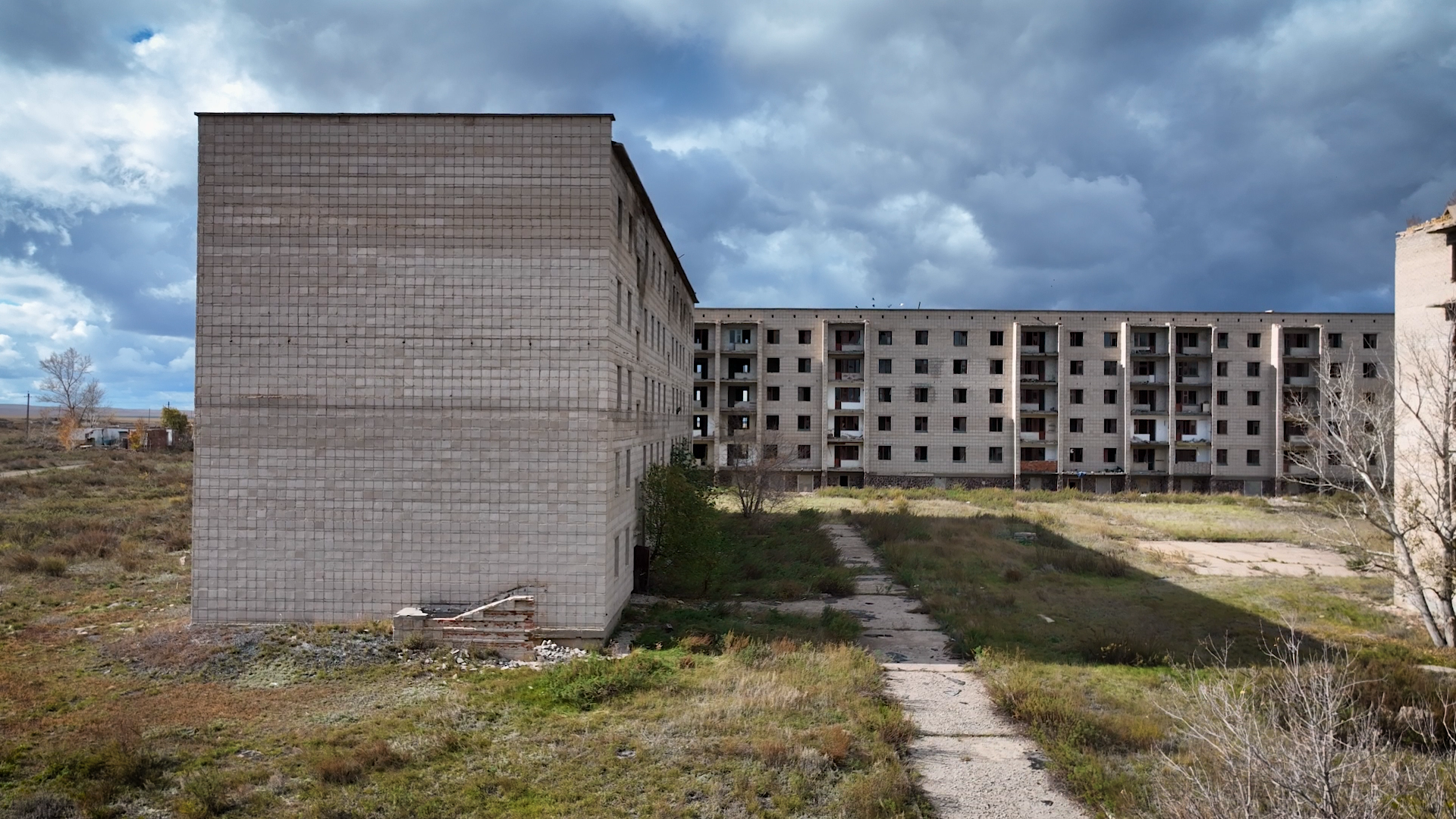 Брошенный двор, бывшие жилые дома в Красногорском