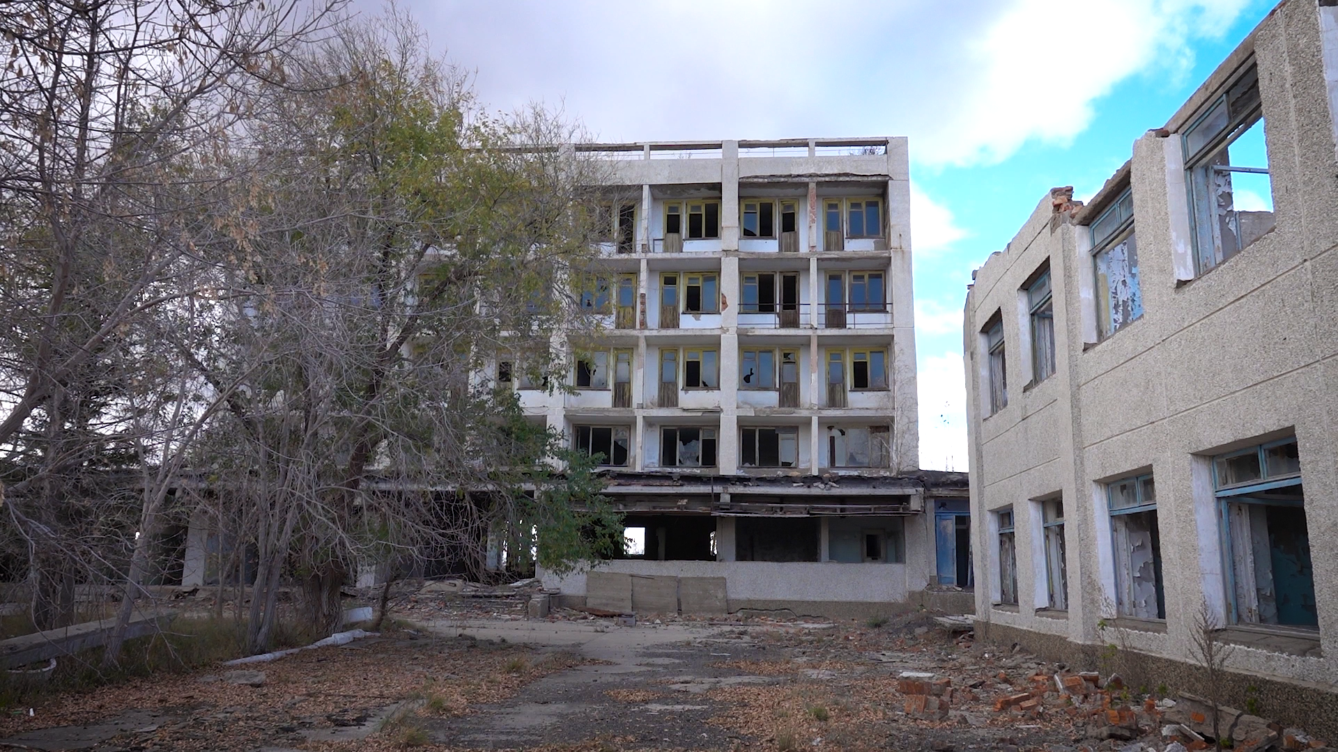 Брошенное здание больницы в Красногорском