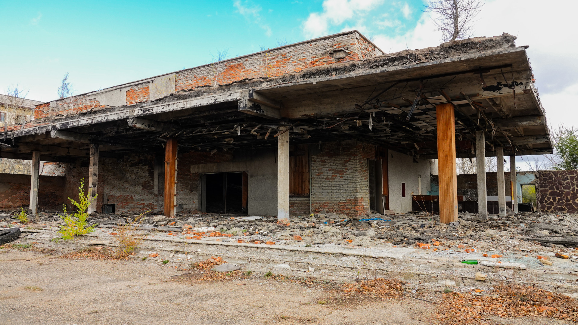 Обгоревшее здание кинотеатра в Красногорском