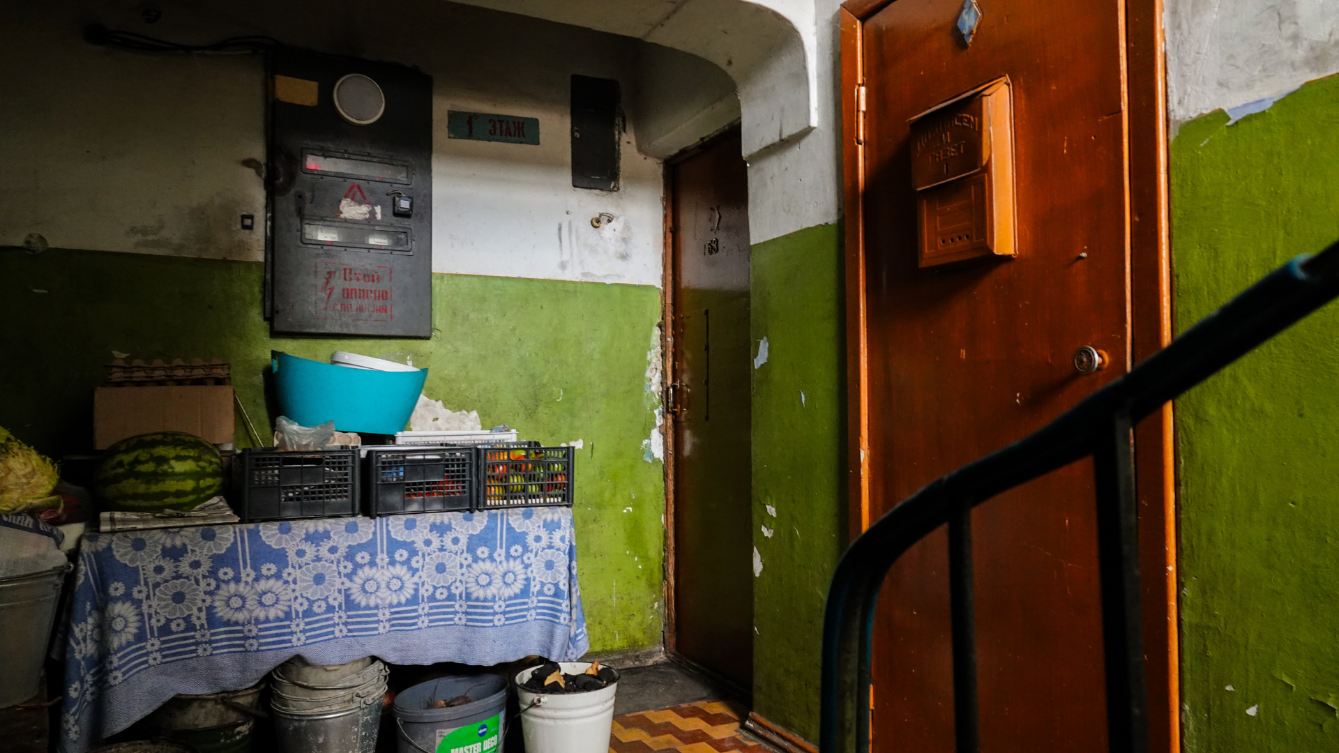 Овощи в ведрах и ящиках в жилом подъезде дома, Красногорский