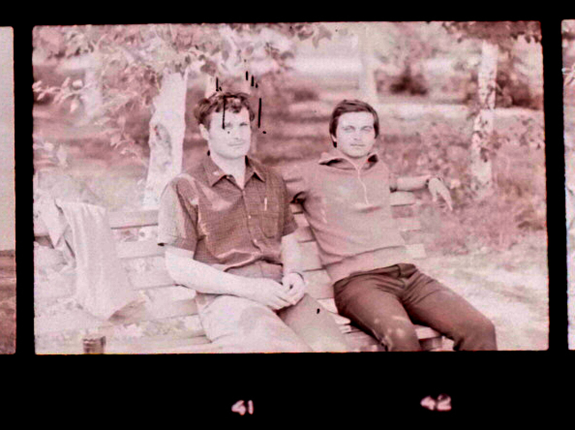 Двое мужчина на плёнке, которую наши корреспонденты нашли в Красногорском в 2020 году и восстановили. ©️ Tengrinews.kz