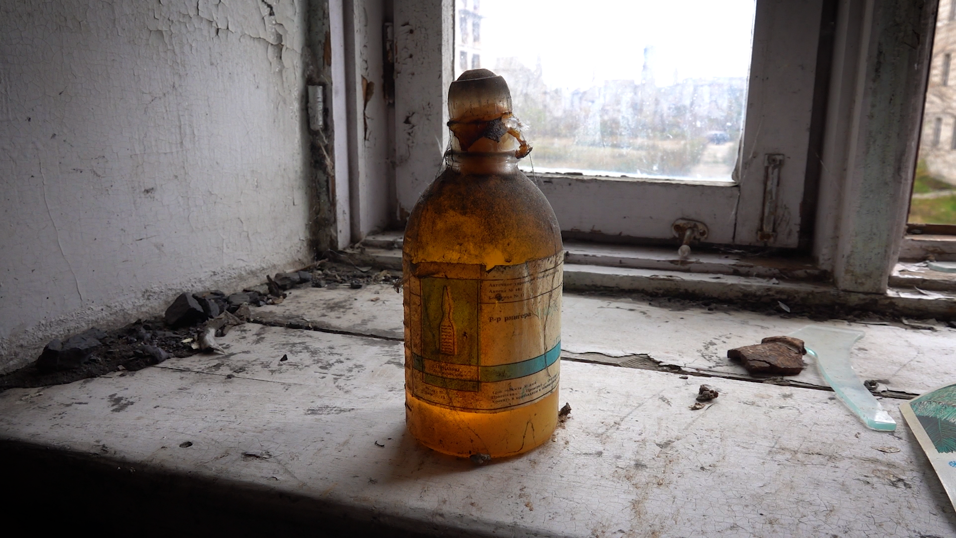 Старая банка с раствором рингера на подоконнике, брошенная квартира, Красногорский