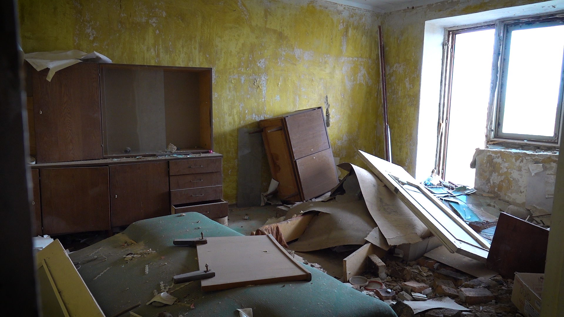 Мебель в квартире в брошенной пятиэтажке, Красногорский