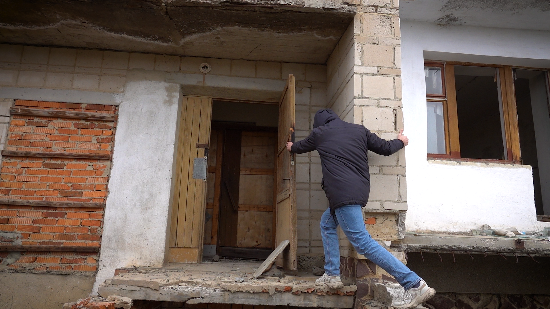 Журналист Tengrinews забирается в подъезд брошенной многоэтажки, Красногорский