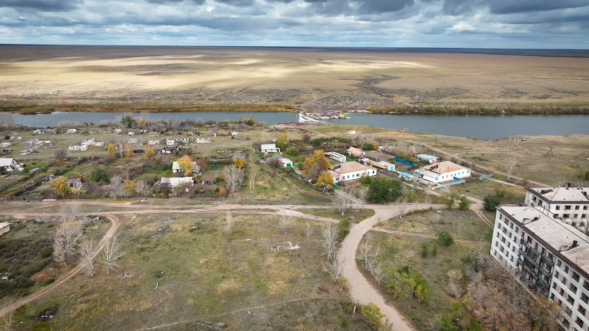 Красногорский, река, жилые пятиэтажки, частные дома, вид с дрона