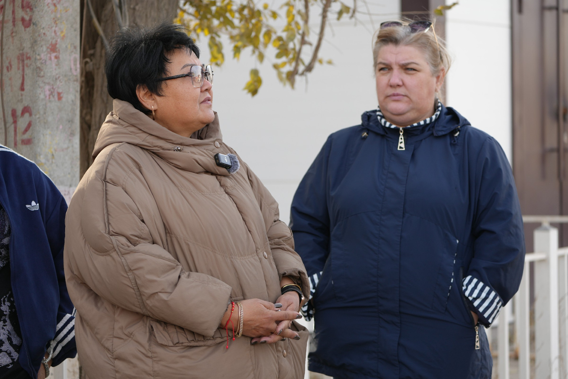 Две жительницы Кирпичного, Астана. Фото: ©️ Tengrinews.kz / Маржан Куандыкова