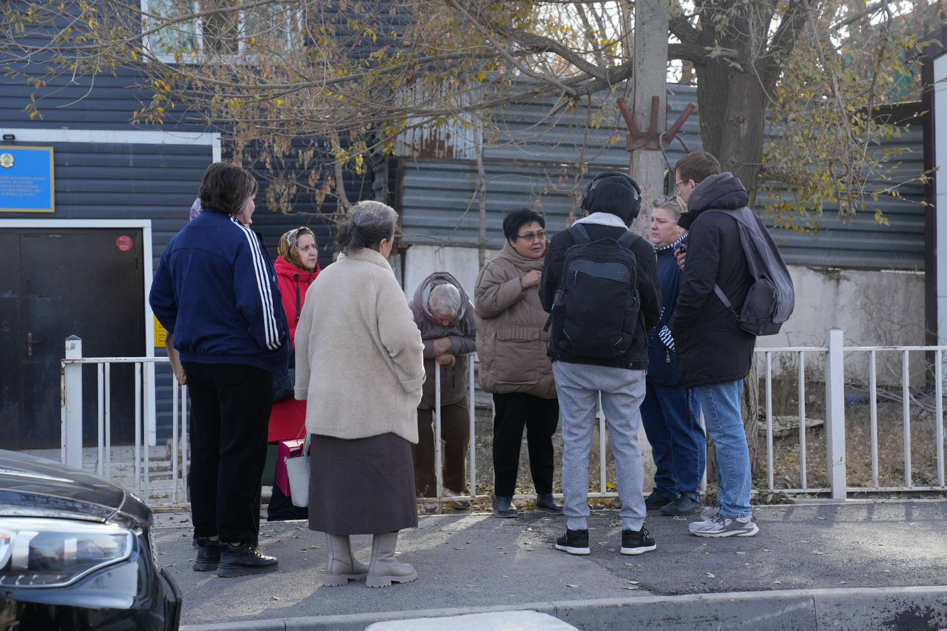 Жители Кирпичного разговаривают с журналистом. Фото: ©️ Tengrinews.kz / Маржан Куандыкова