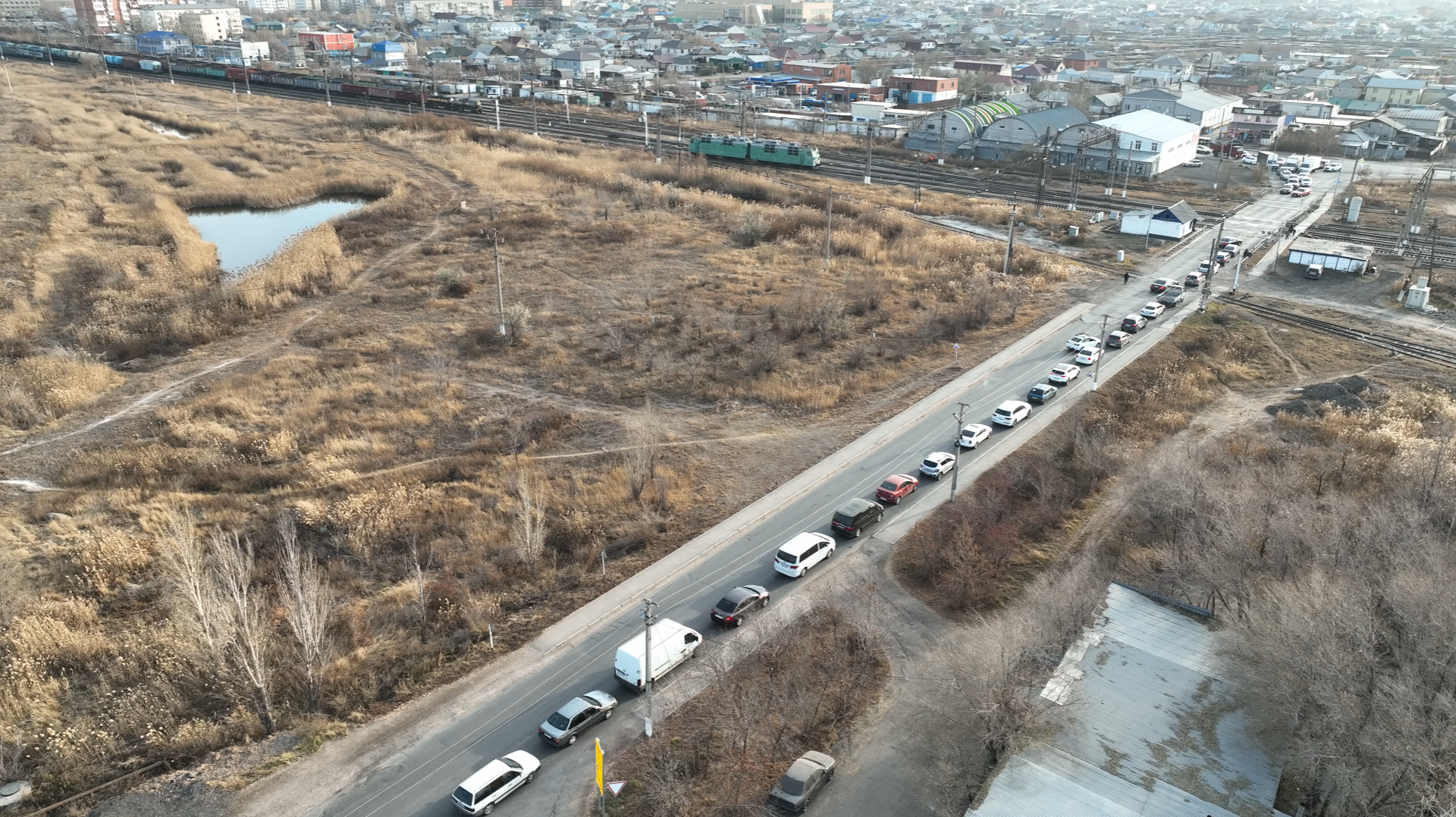 Из-за ж/д переезда в СМП (Астана) образуются длинные пробки. Фото: ©️ Tengrinews.kz