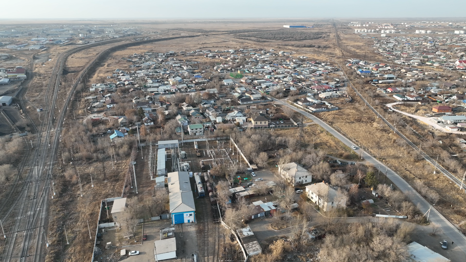 Район СМП находится между ж/д путями. Фото с дрона: ©️ Tengrinews.kz / Маржан Куандыкова